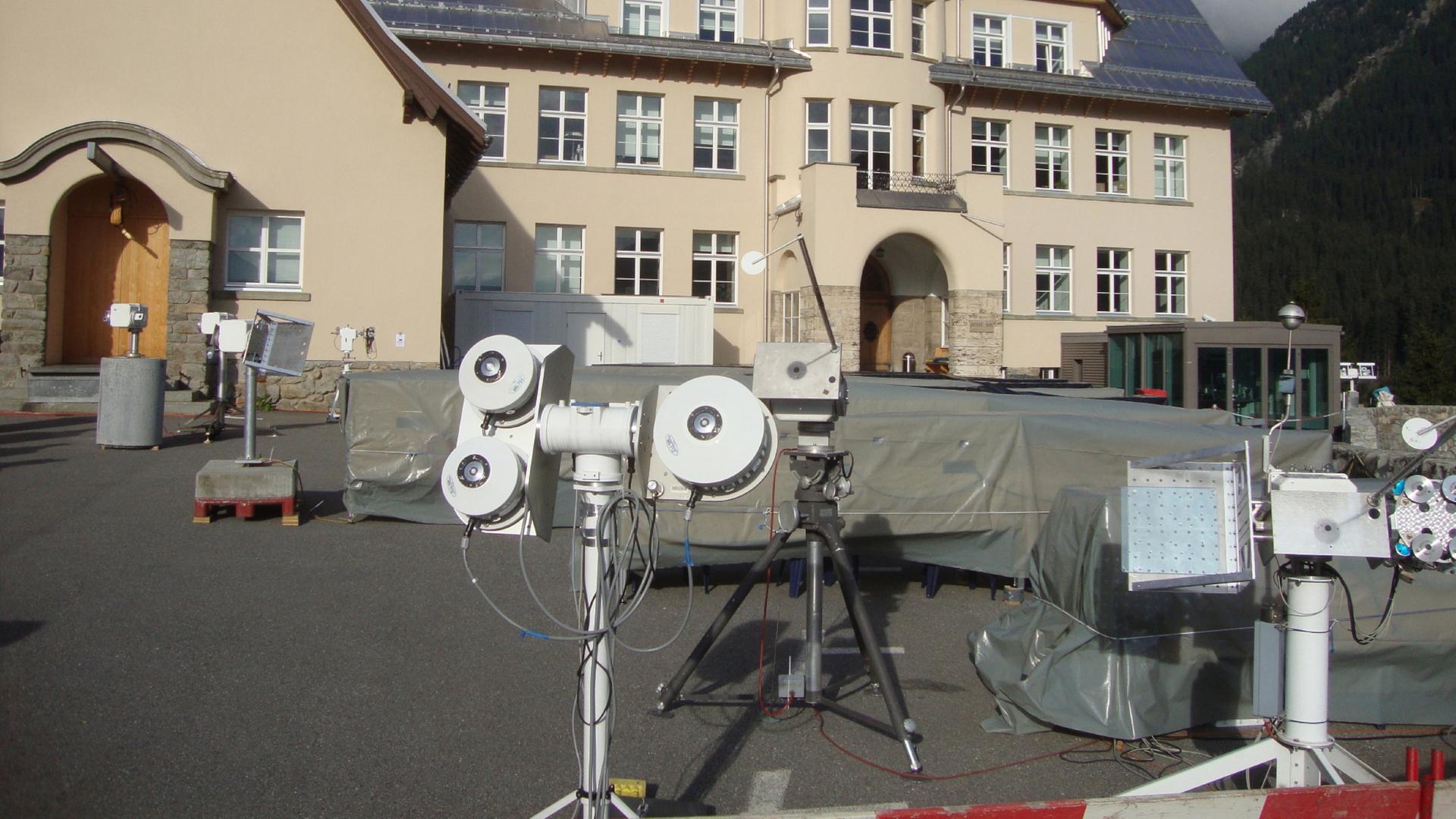 Einige Instrumente der Kampagne 2015 vor dem Weltstrahlungszentrum in Davos.