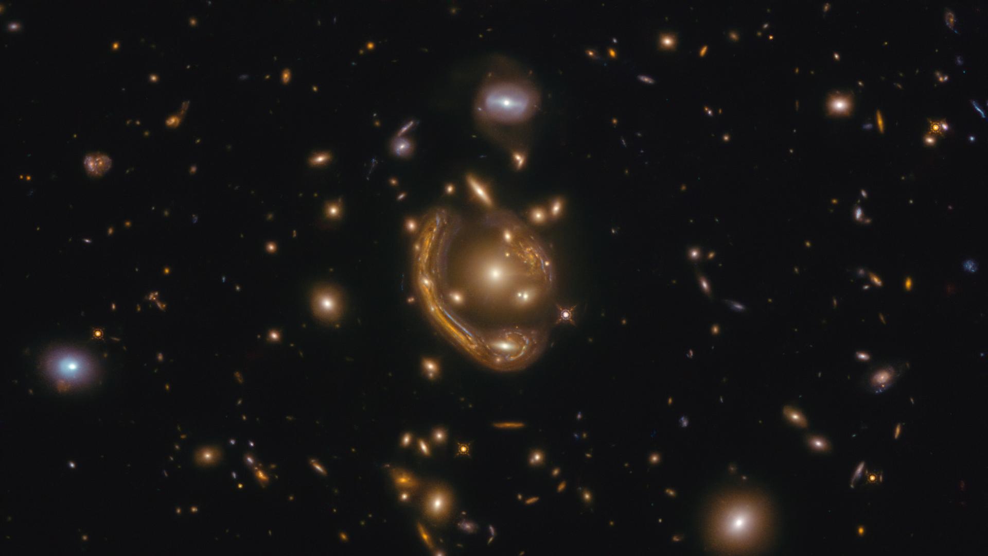 Die Galaxie mit dem "geschmolzenen Ring" – eine der schönsten Gravitationslinsen am Himmel