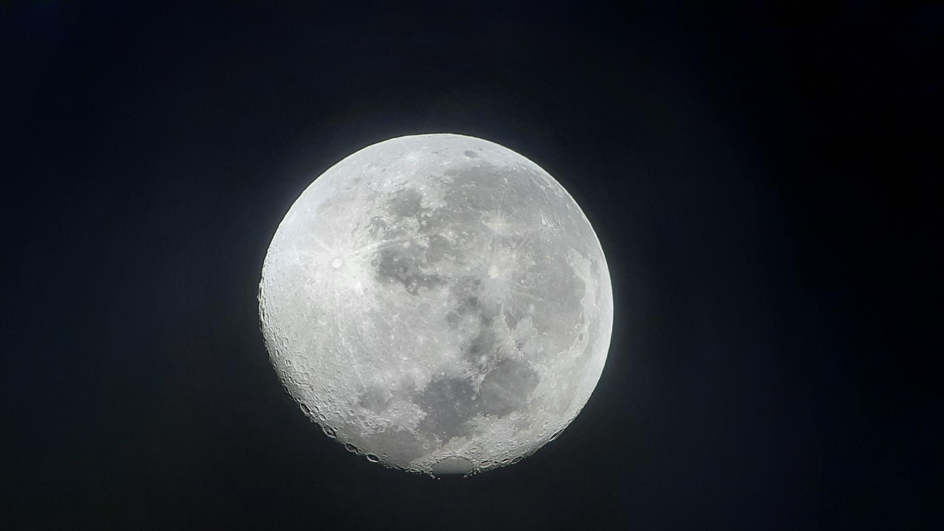 Aufnahme vom leuchtenden Vollmond