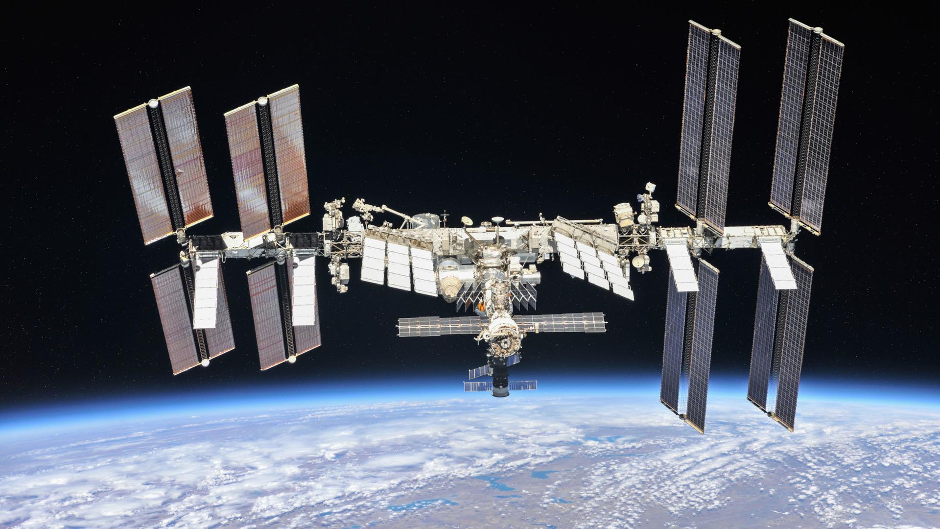 Die Raumstation ISS schwebend 