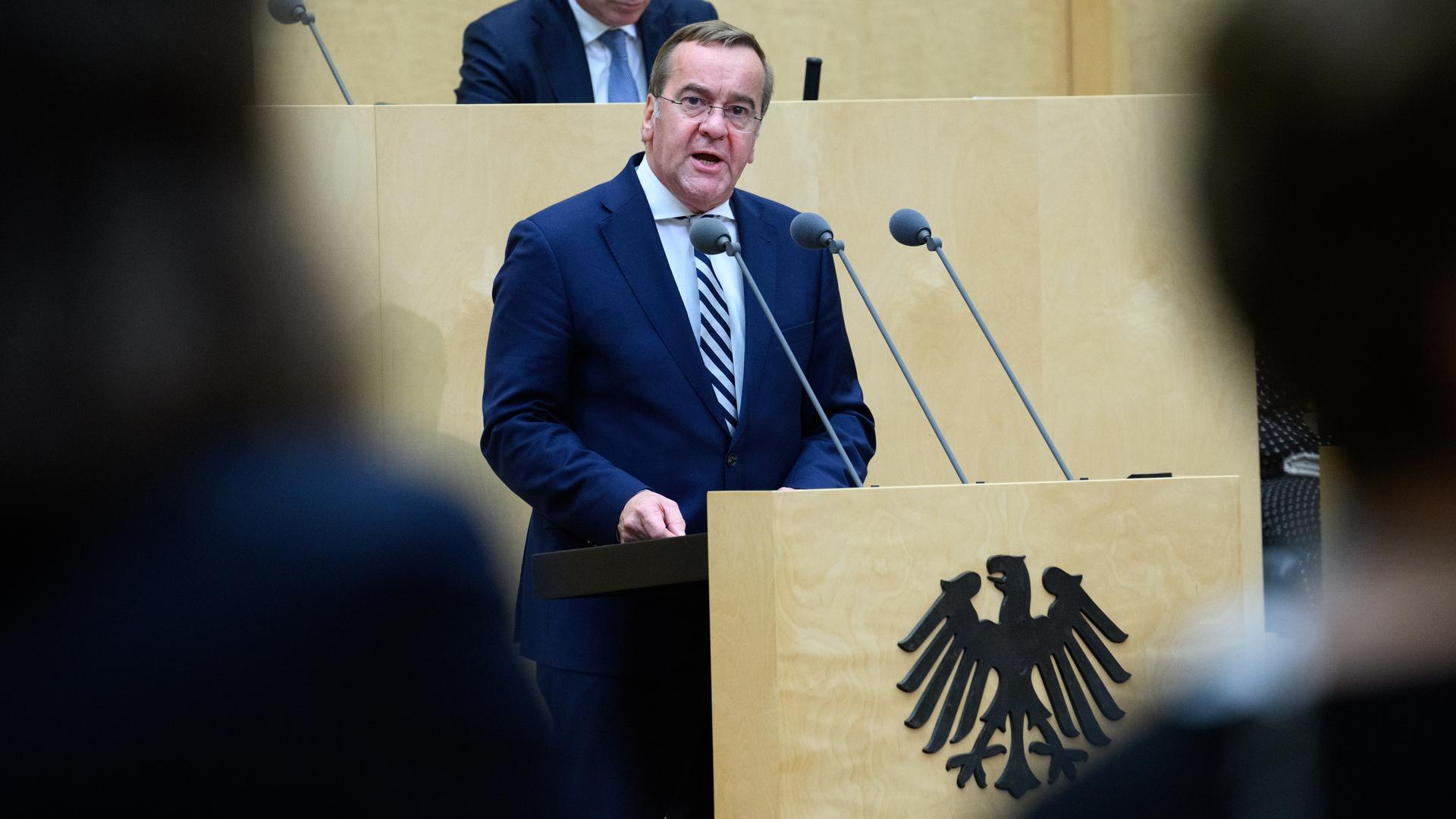 Boris Pistorius (SPD), Bundesminister der Verteidigung, spricht in der 1058. Plenarsitzung im Deutschen Bundesrat zum Gesetzentwurf des Wehrdienst-Modernisierungsgesetzes (WDModG). 