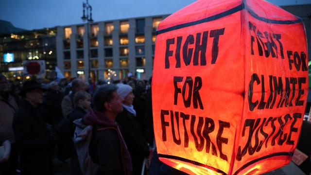 Demonstranten nehmen an einer Fridays-for-Future-Demonstration im Rahmen des globalen Klimastreiks am Brandenburger Tor in Berlin teil.