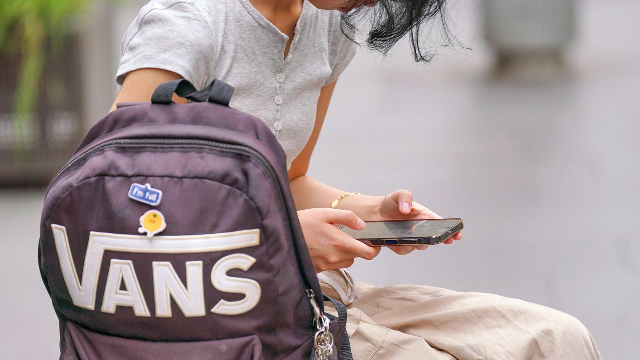 Ein junges Mädchen schaut auf ihr Handy