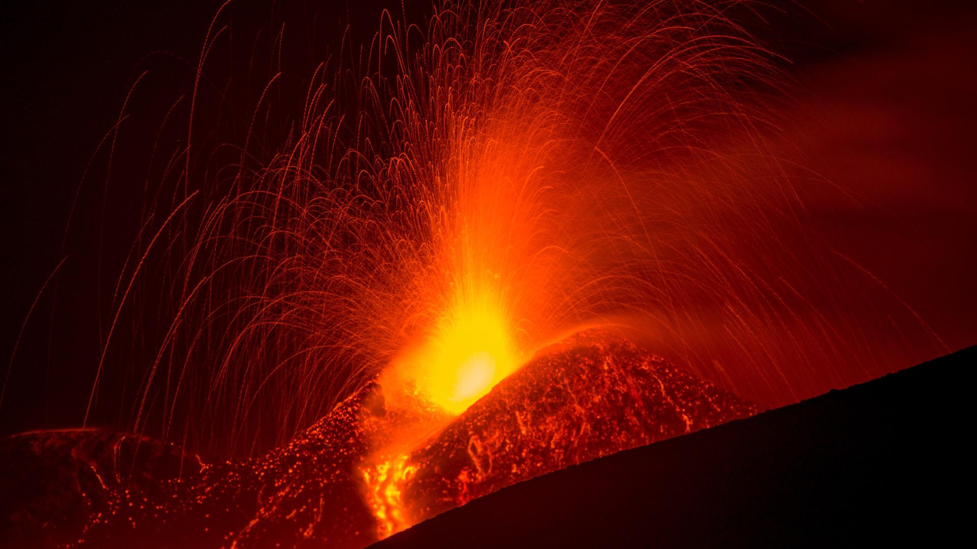 Der Ätna, der aktivste Vulkan in Europa, spuckt Lava bei einem Vulkanausbruch am 28.02.2017 in der Nähe der süditalienischen Stadt Catania.