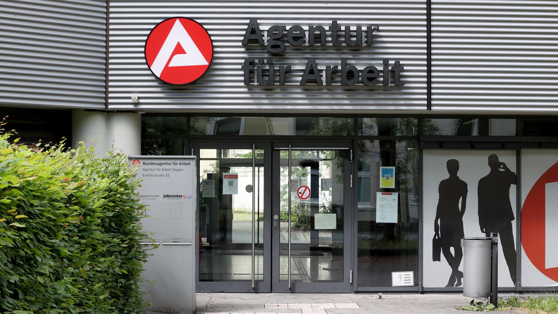 Das Gebäude mit Logo und Schriftzug der Agentur für Arbeit in Siegen.