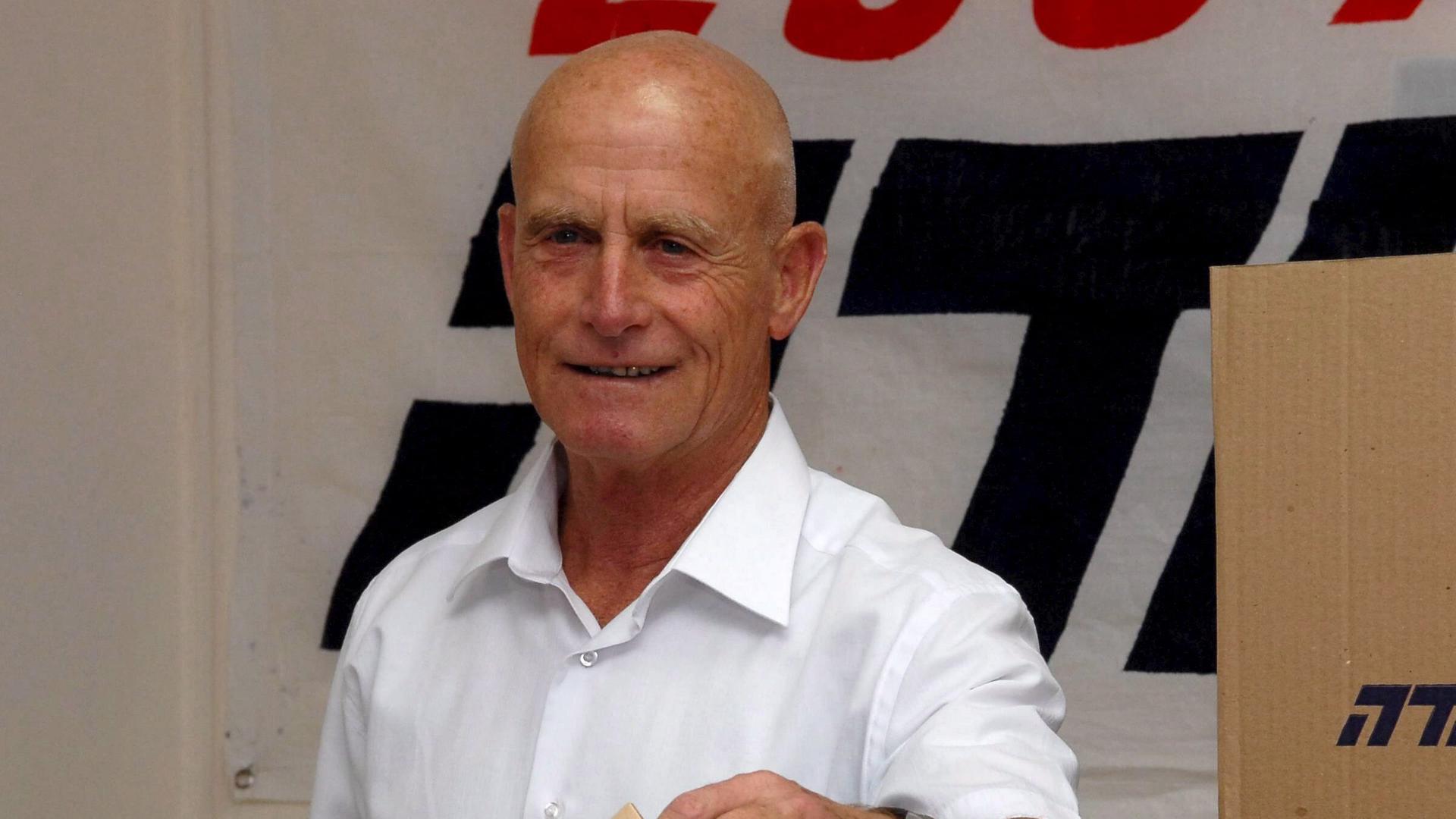 Der israelische Ex-Geheimdienstchef Ami Ajalon gibt seine Stimme zur Wahl 2007 ab