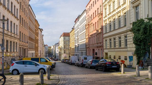 Eine Straße mit schönen Altbauwohnungen in Berlin. 