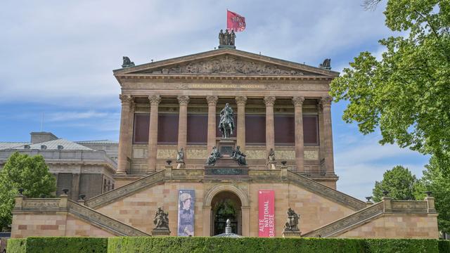 Außenaufnahme der Alten Nationalgalerie auf der Museumsinsel in Berlin: ein imposanter Säulenbau mit großen Treppen