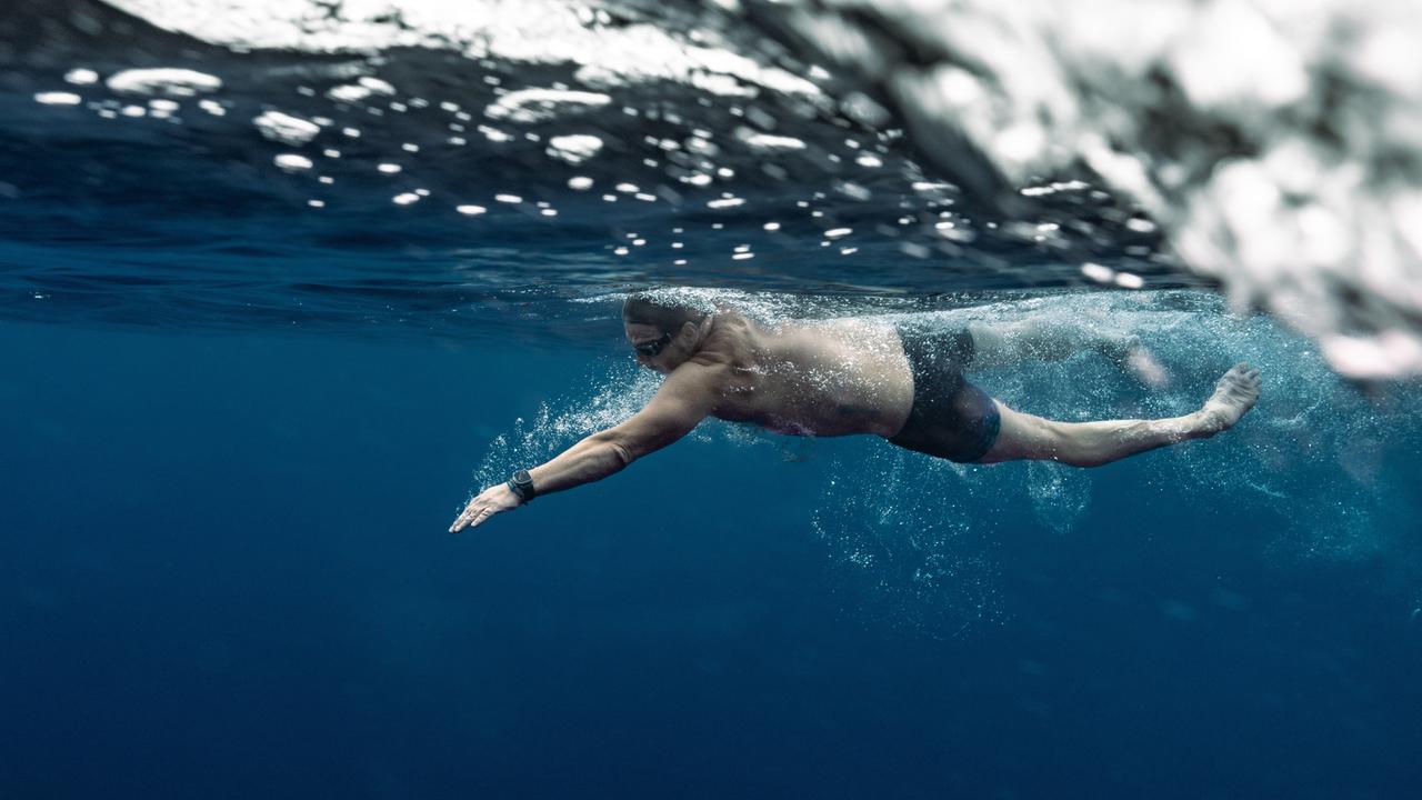 Extremsportler André Wiersig bei seiner Vorbereitung auf einen Weltrekordversuch im Ozean.
