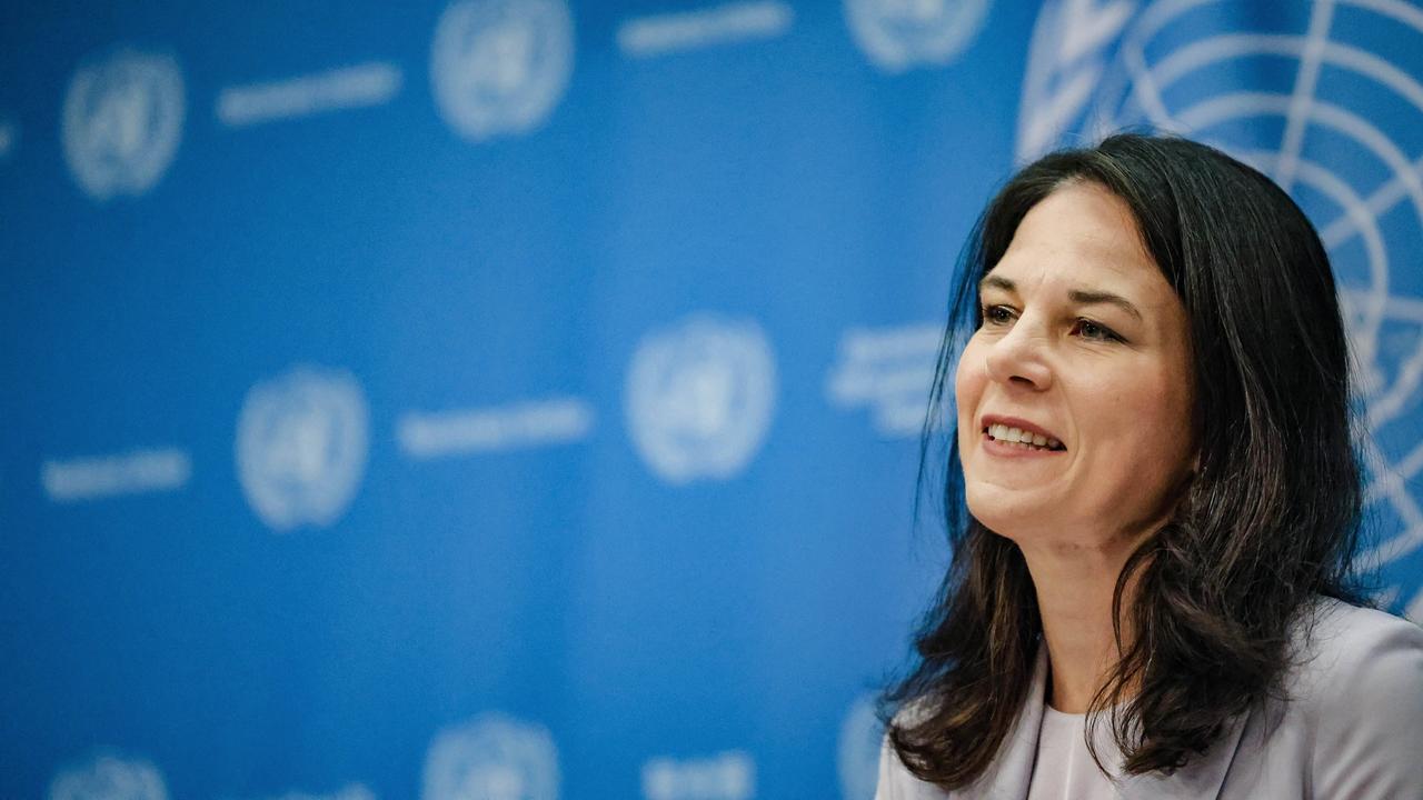 Annalena Baerbock lächelt bei einer Pressekonferenz in die Kamera. Sie informiert ihrer Funktion als Präsidentin der UN-Generalversammlung die Presse.