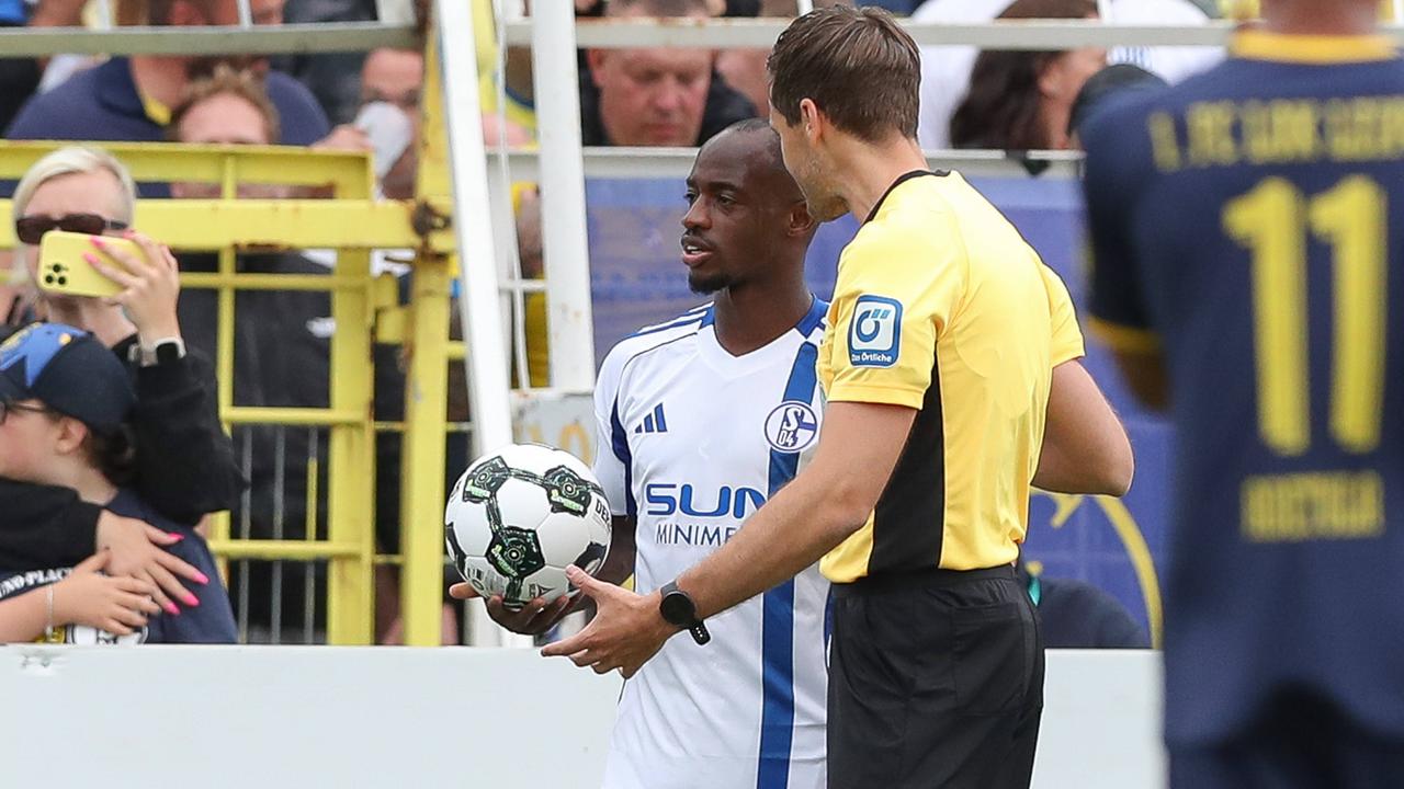 Christopher Antwi-Adjei diskutiert beim Spiel gegen Lok Leipzig mit dem Schiedsrichter.