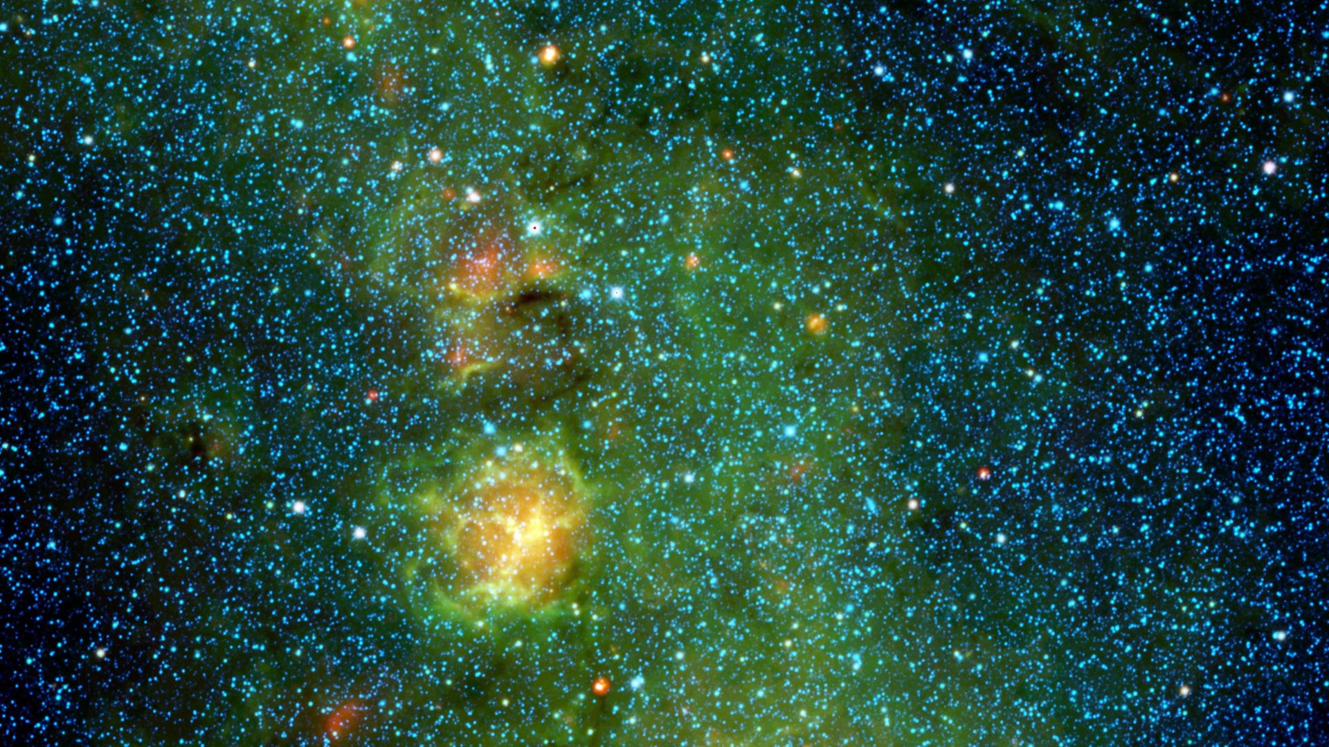 Darstellung des Trifid-Nebels mit tausenden Sternen. Dort wo Sterne entstehen ist das Bild leuchtend gelb.