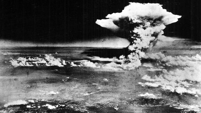 Historische Luftaufnahme des Atompilz über Hiroshima kurz nach Abwurf der "Little-Boy"-Bombe.
