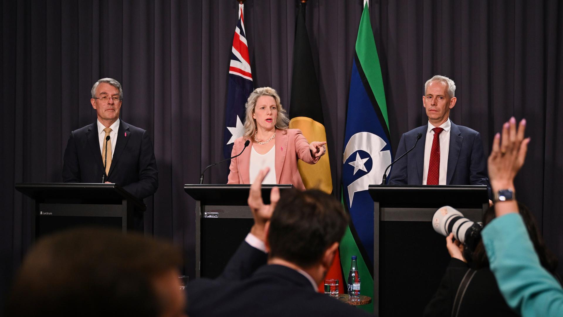 Australische Regierungsvertreter bei einer Pressekonferenz im Dezember 2023 in Canberra