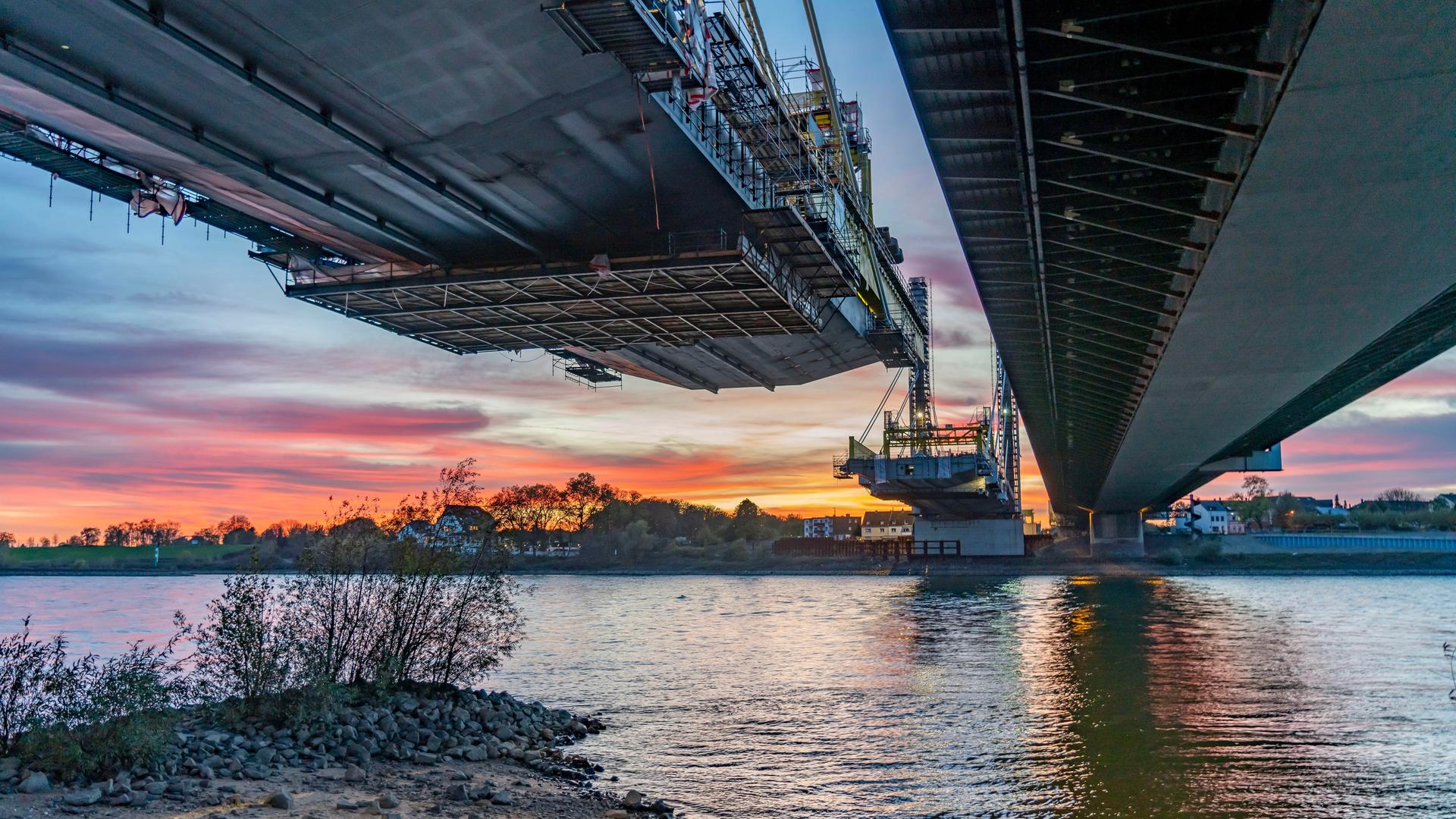 Abendliche Bauarbeiten beim Neubau der Autobahnbrücke Neuenkamp der A40 über den Rhein bei Duisburg. 