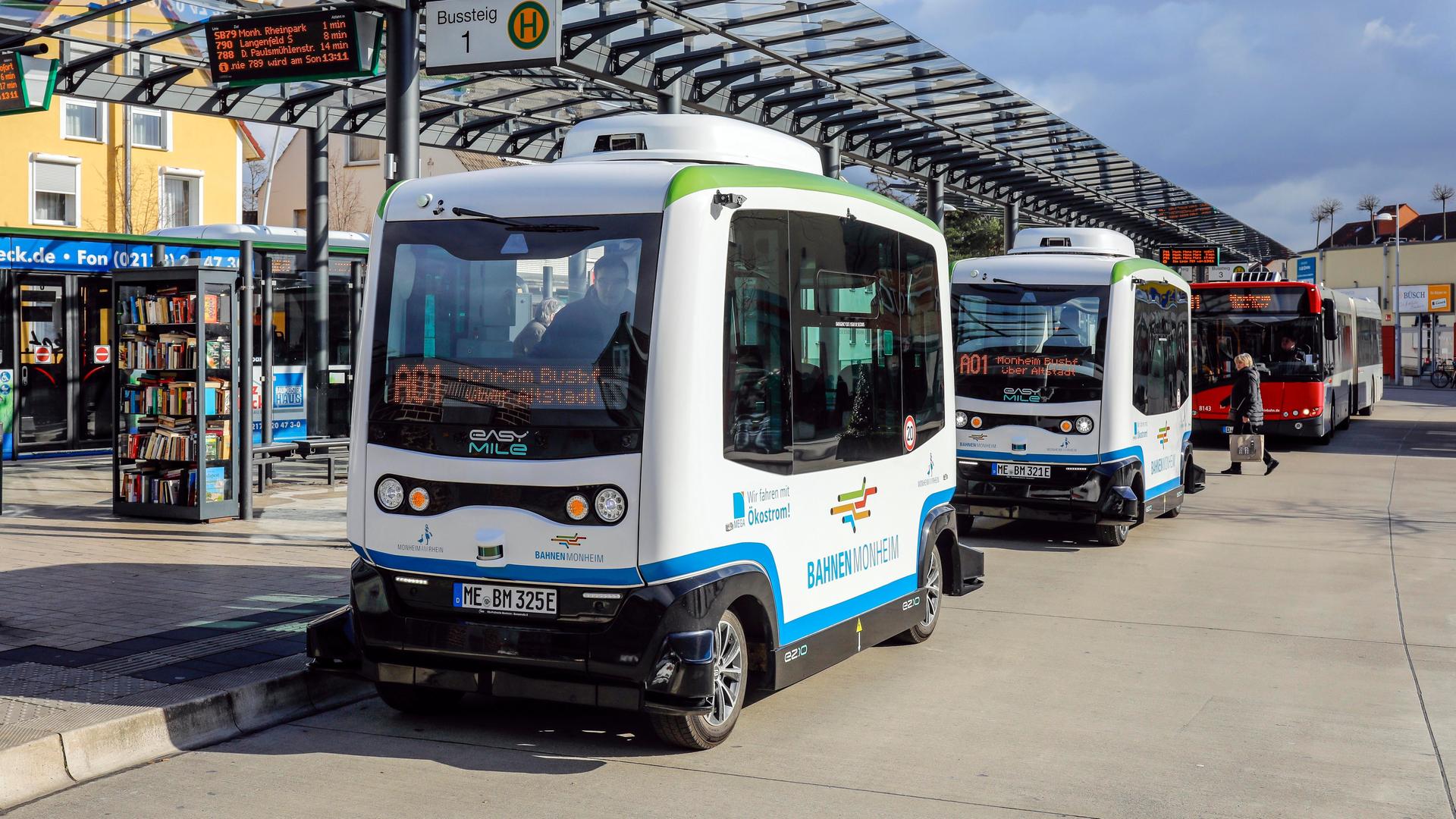 Autonom fahrende Elektrobusse im Linienverkehr in Monheim am Rhein.