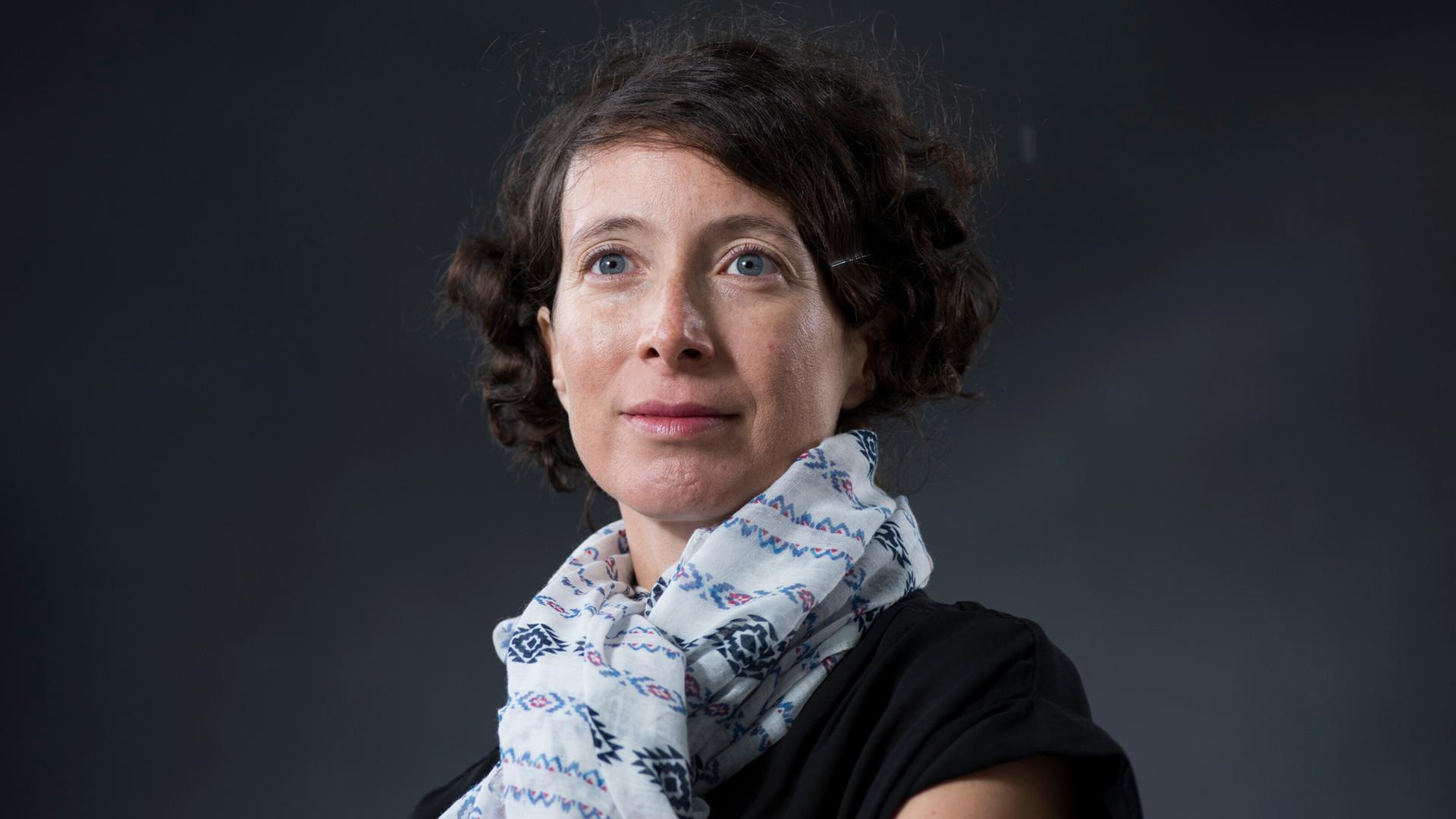 Portrait der israelischen Autorin Ayelet Gundar-Goshen 