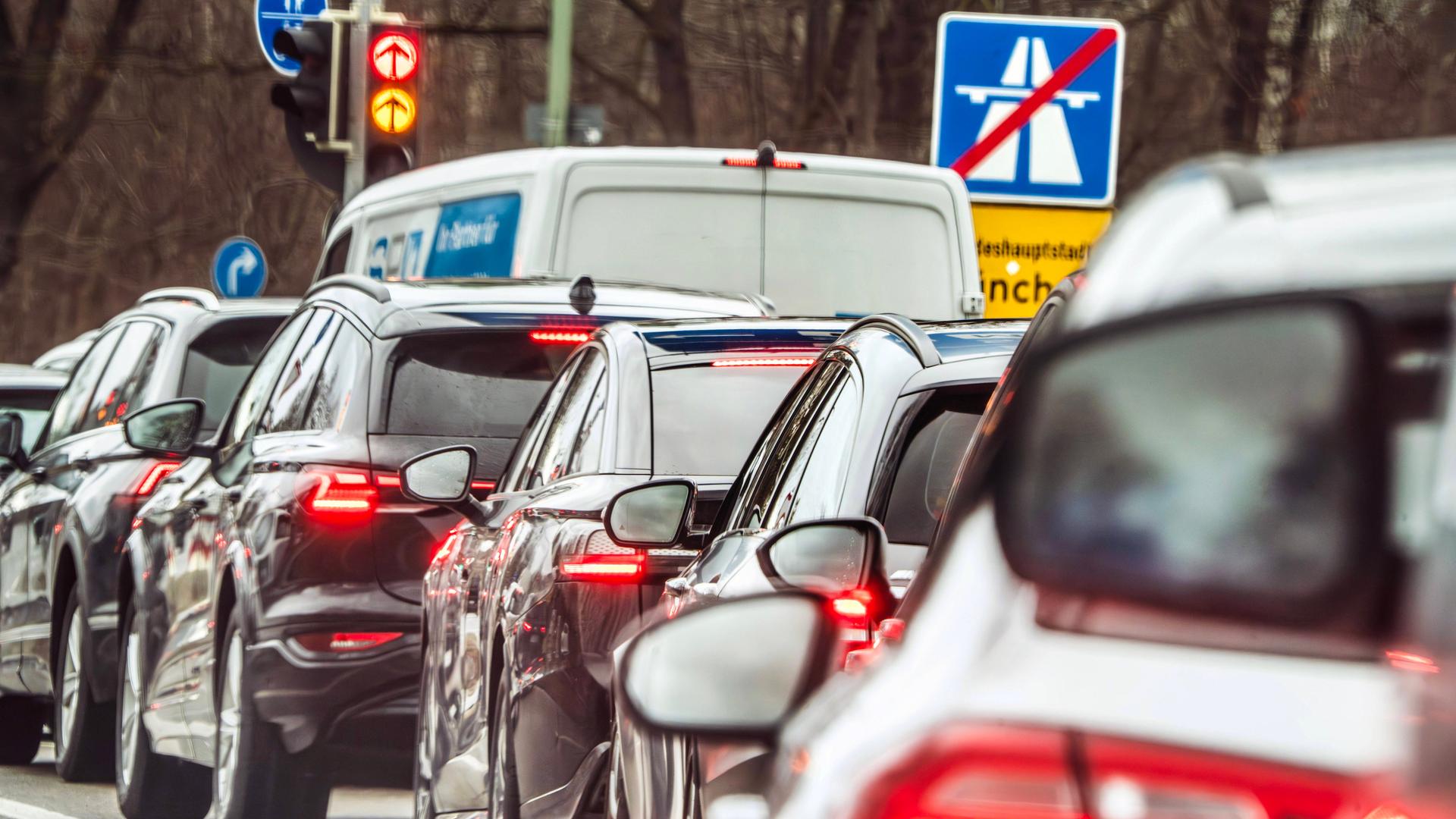 Mehrere Autos fahren hintereinander auf einer Straße in München Ramersdorf.