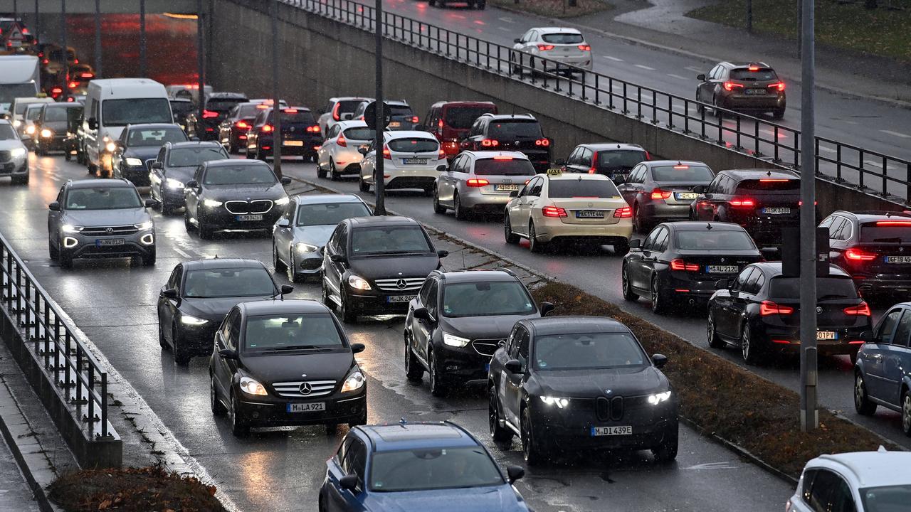 Abendlicher dichter Strassenverkehr auf dem Mittleren Ring in München. 