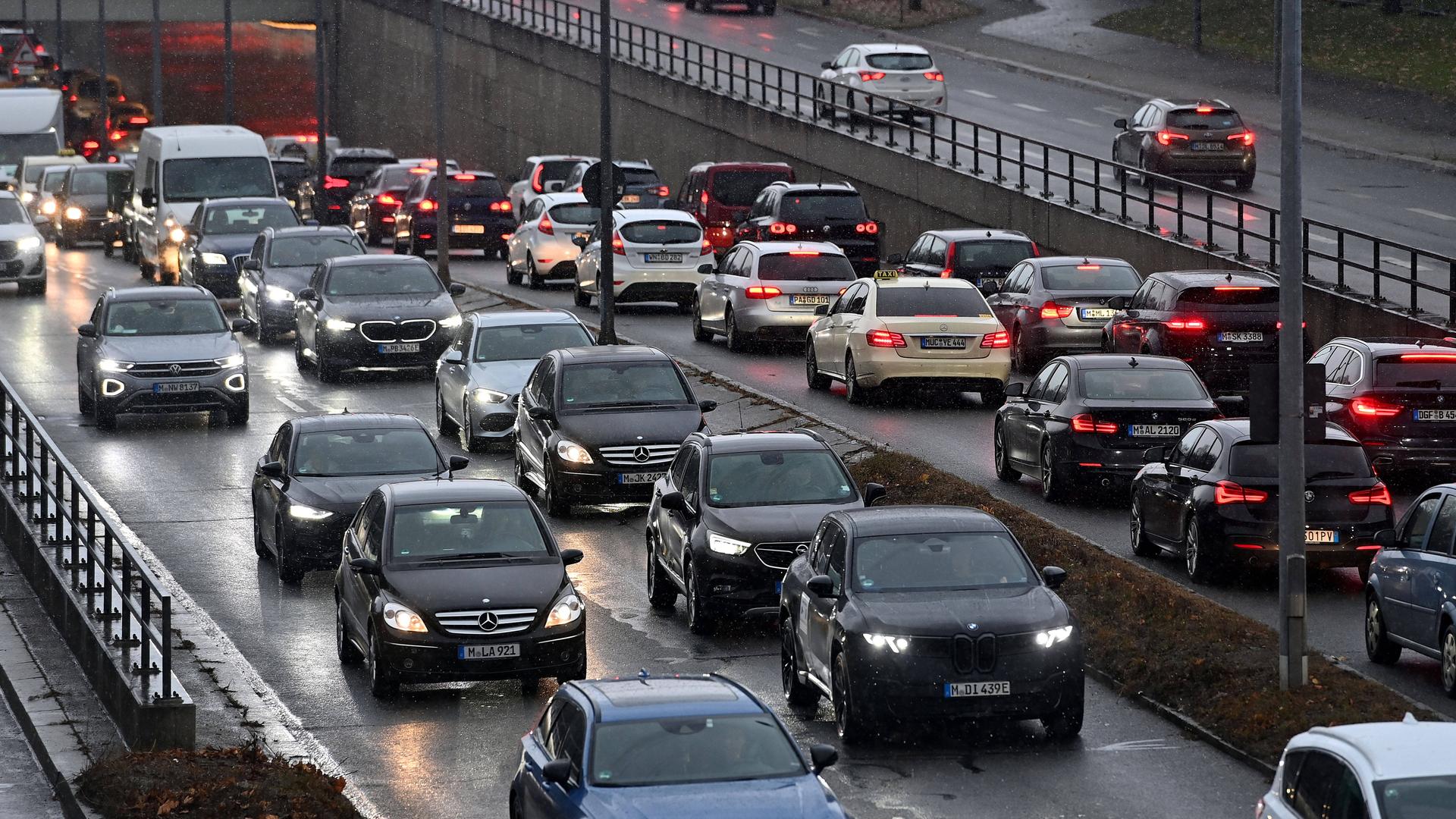 Abendlicher dichter Strassenverkehr auf dem Mittleren Ring in München. 