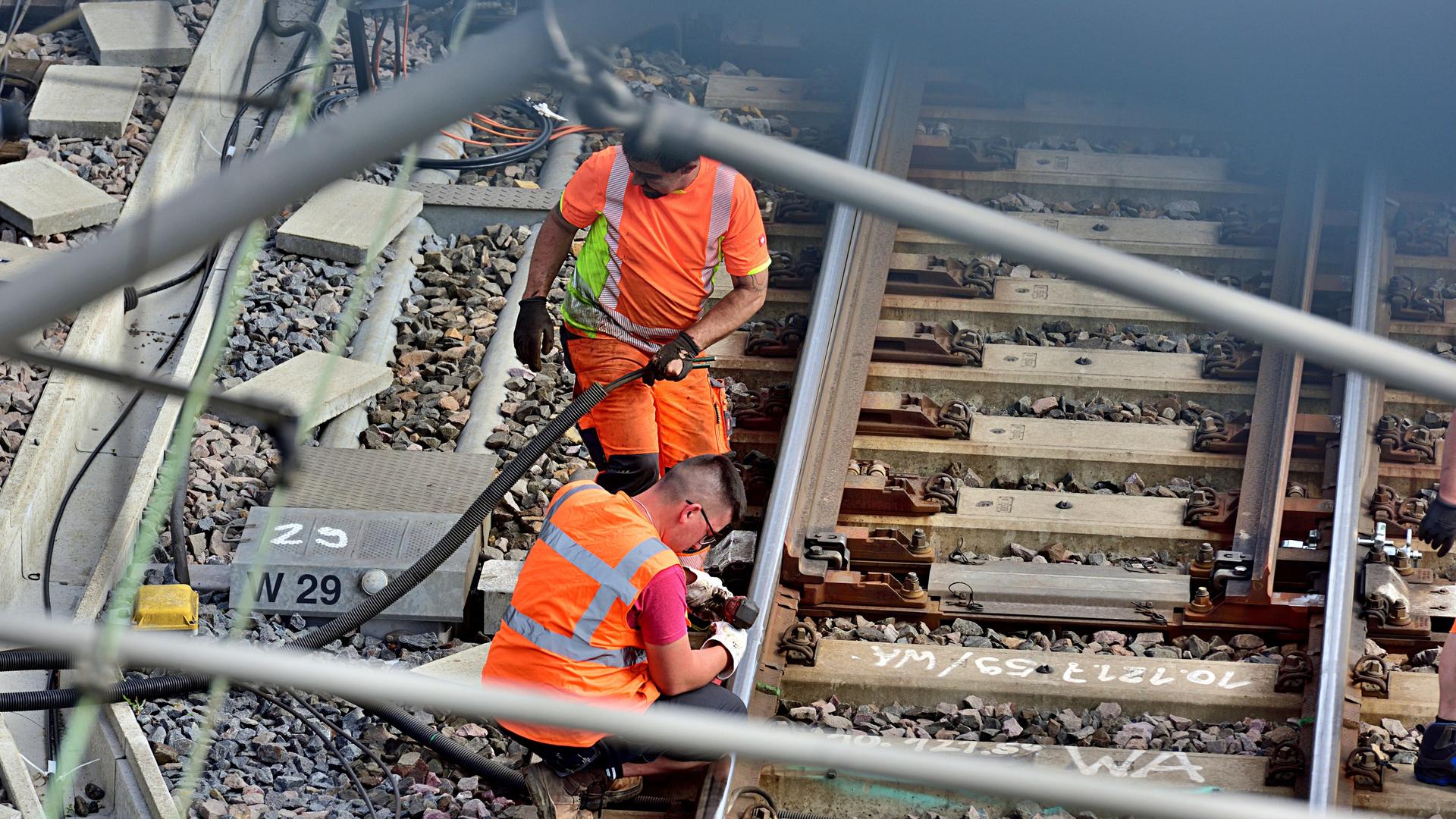 Arbeiter demontieren die Anlagen der Riedbahn. Die Strecke zwischen Mannheim und Frankfurt ist ab dem 15.7. für fünf Monte gesperrt.