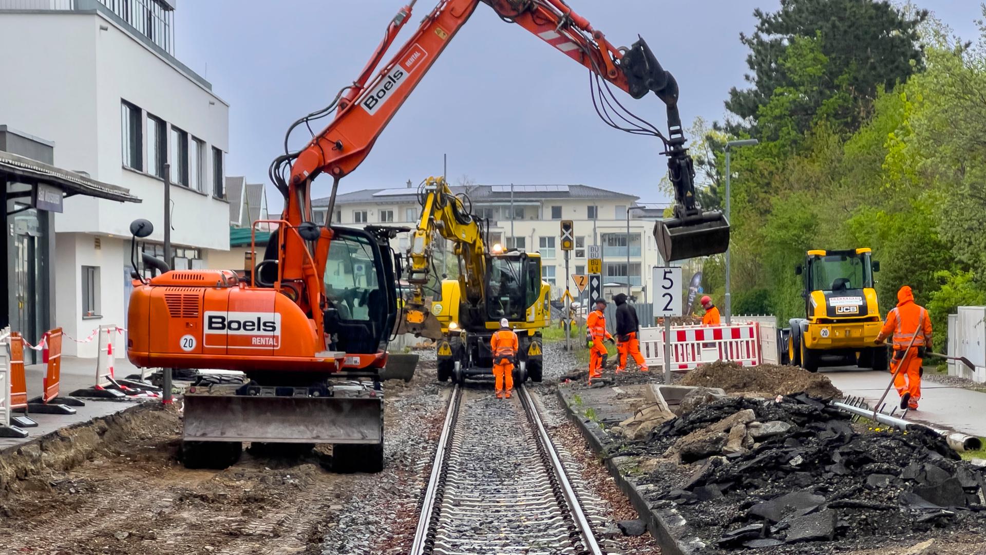 Bauarbeiten im Bahnhof von Bad Wörishofen: An dem Gleis neben dem Bahnsteig steht ein großer Bagger.