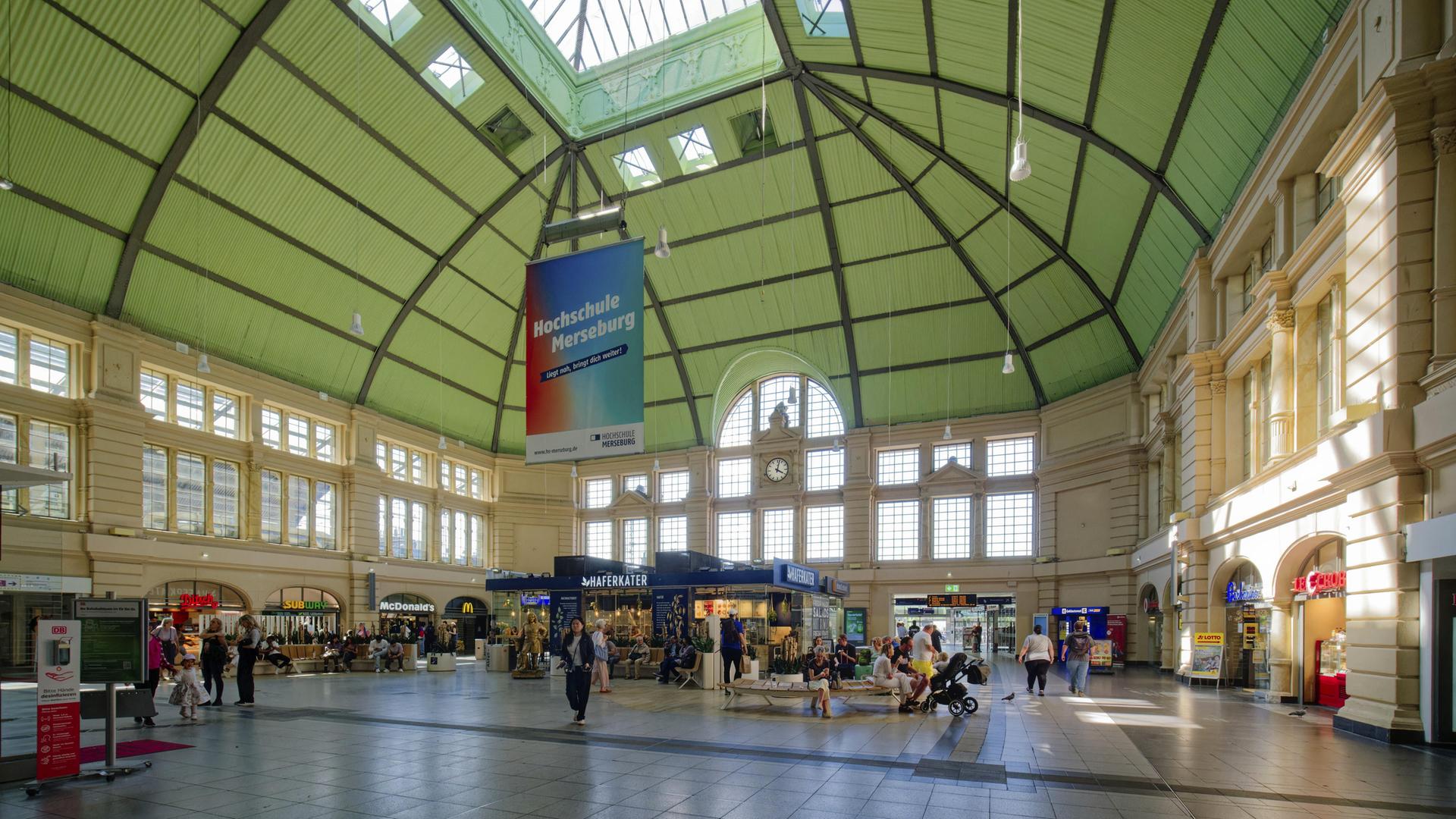 Das Empfangsgebäude im Hauptbahnhof Halle (Saale)