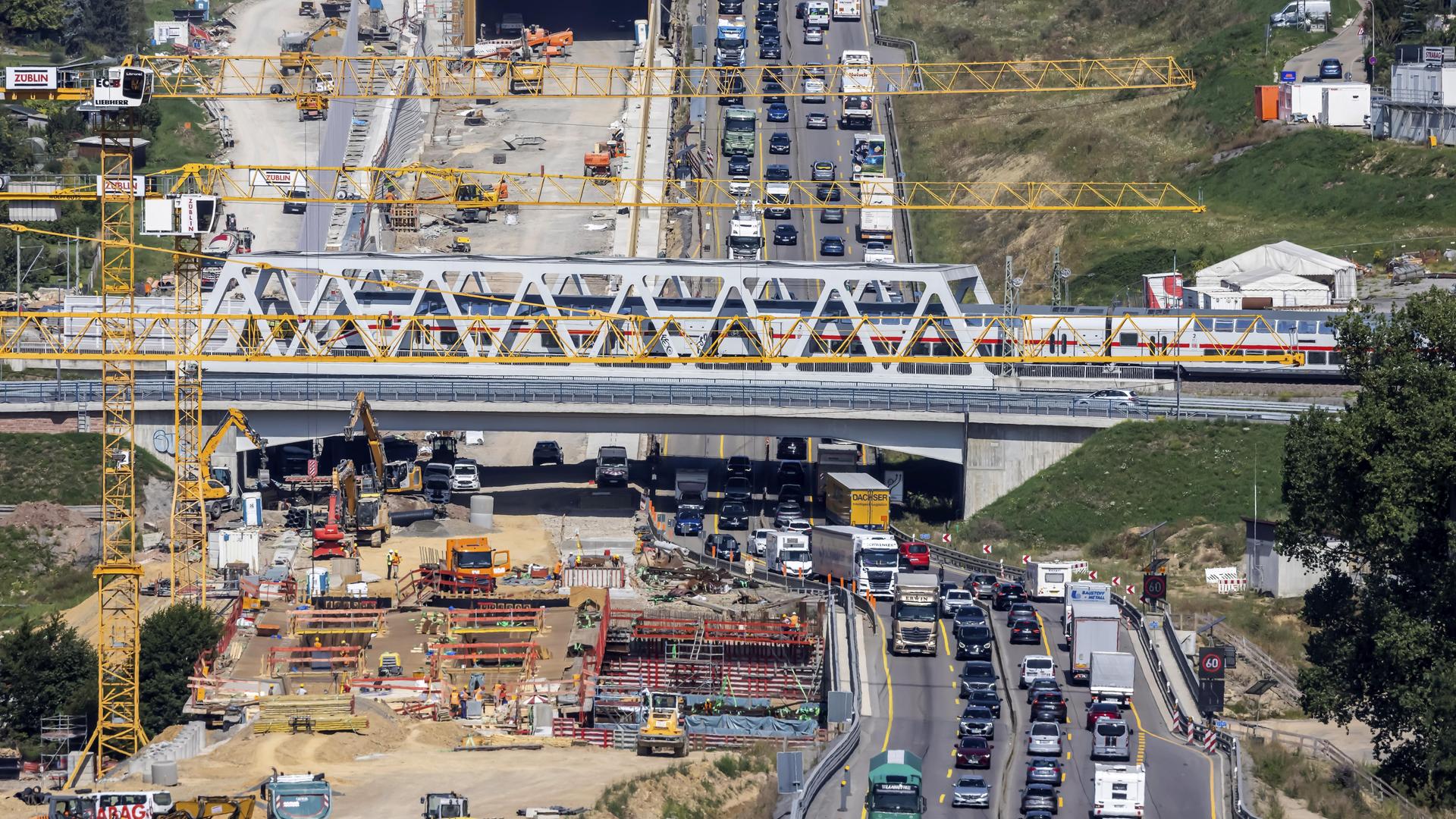 Dauerbaustelle auf der A8 zwischen Stuttgart und Karlsruhe mit Stau aus der Luft fotografiert.