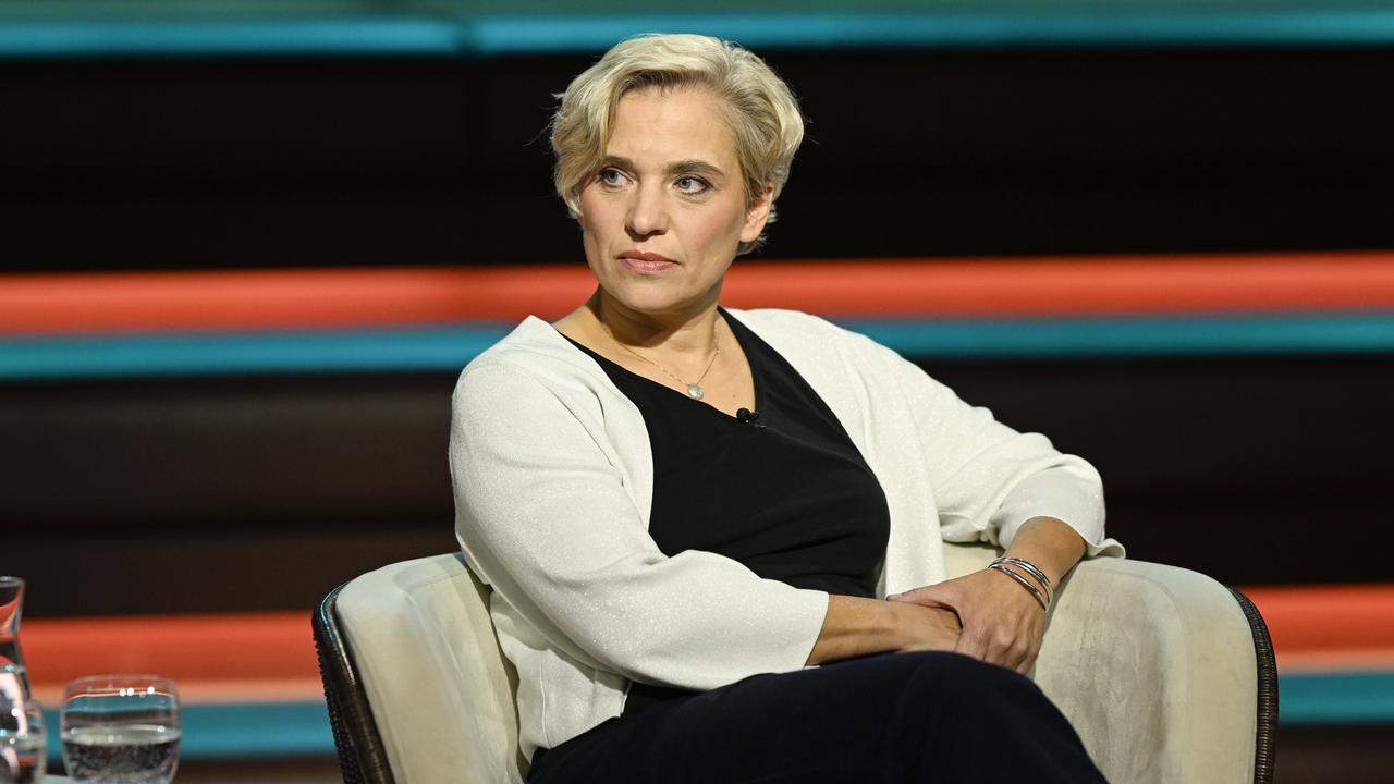 Die Politologin Bente Scheller sitzt während der ZDF-Talkshow "Markus Lanz" in einem Sessel.