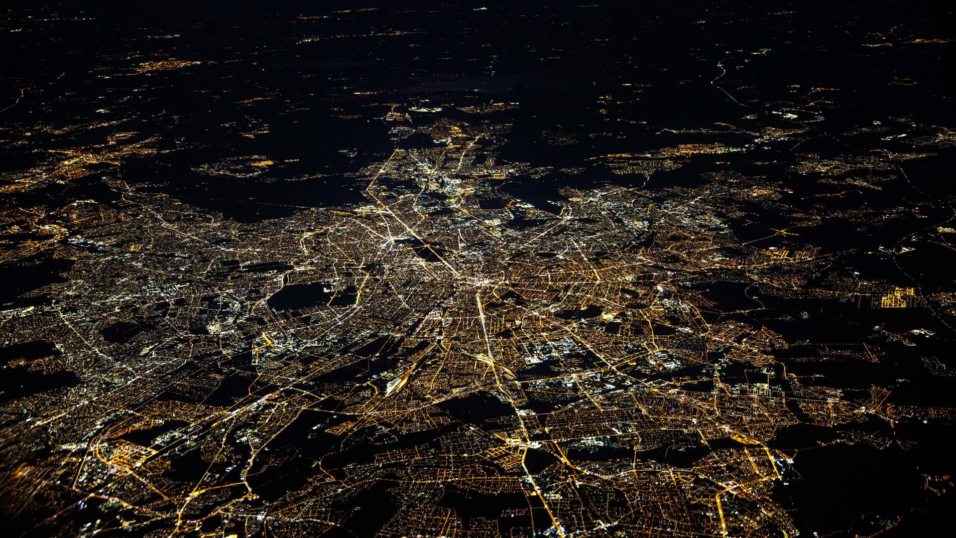 Die Bundeshauptstadt Berlin mit dem Berliner Fernsehturm in der Bildmitte, aufgenommen am 25.02.2024 aus einem Flugzeugfenster. 