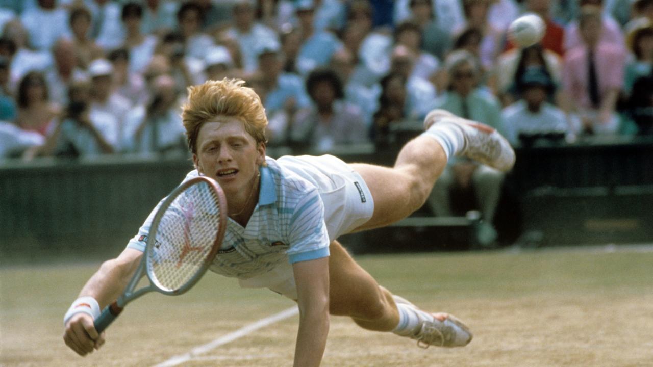 Der deutsche Tennisspieler Boris Becker hechtet während des Turniers in Wimbledon im Juli 1985 hinter einem Ball her