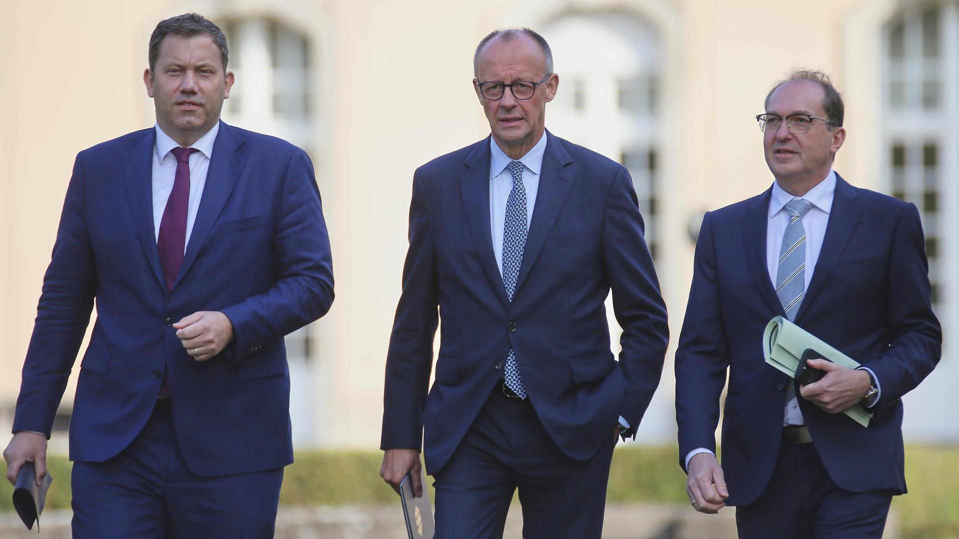 Berlin, Deutschland: Borsig-Villa Reiherwerder: Kabinettsklausur: Bundesminister der Finanzen Lars Klingbeil (SPD), Bundeskanzler Friedrich Merz (CDU), Bundesminister des Innern Alexander Dobrindt (CSU) auf dem Weg zu einer Pressekonferenz