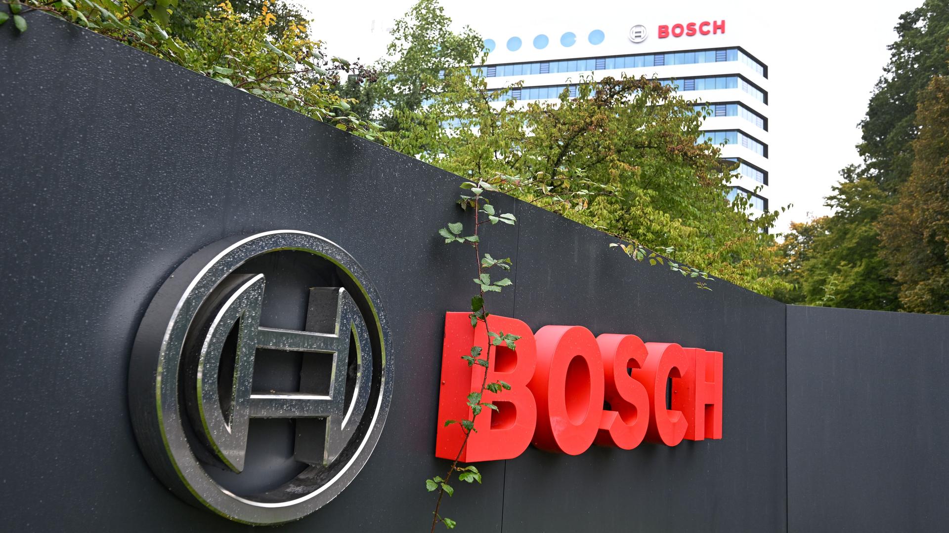 Das Bosch Logo ist vor der Zentrale der Robert Bosch GmbH zu sehen. 