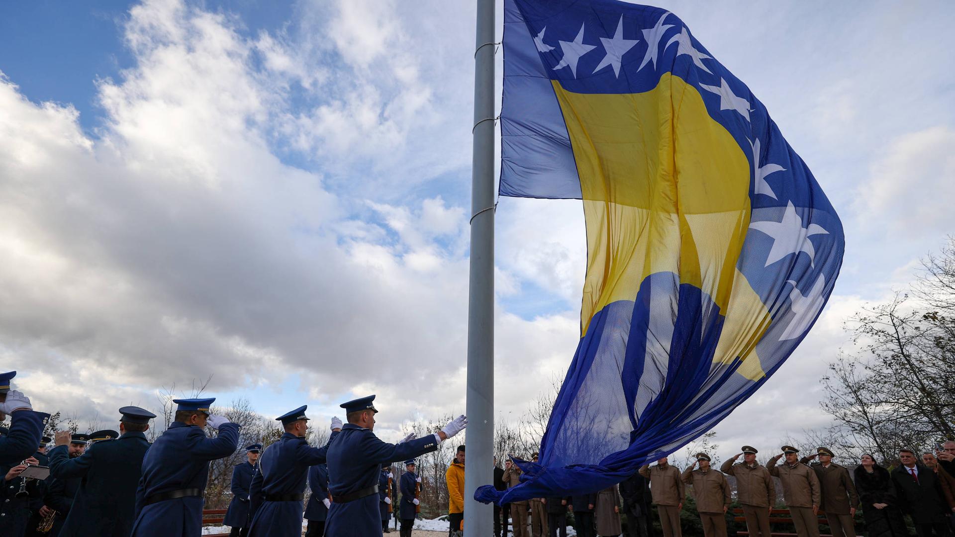 Die Nationalflagge von Bosnien und Herzegowina wird am Tag der Staatlichkeit in Sarajevo gehisst