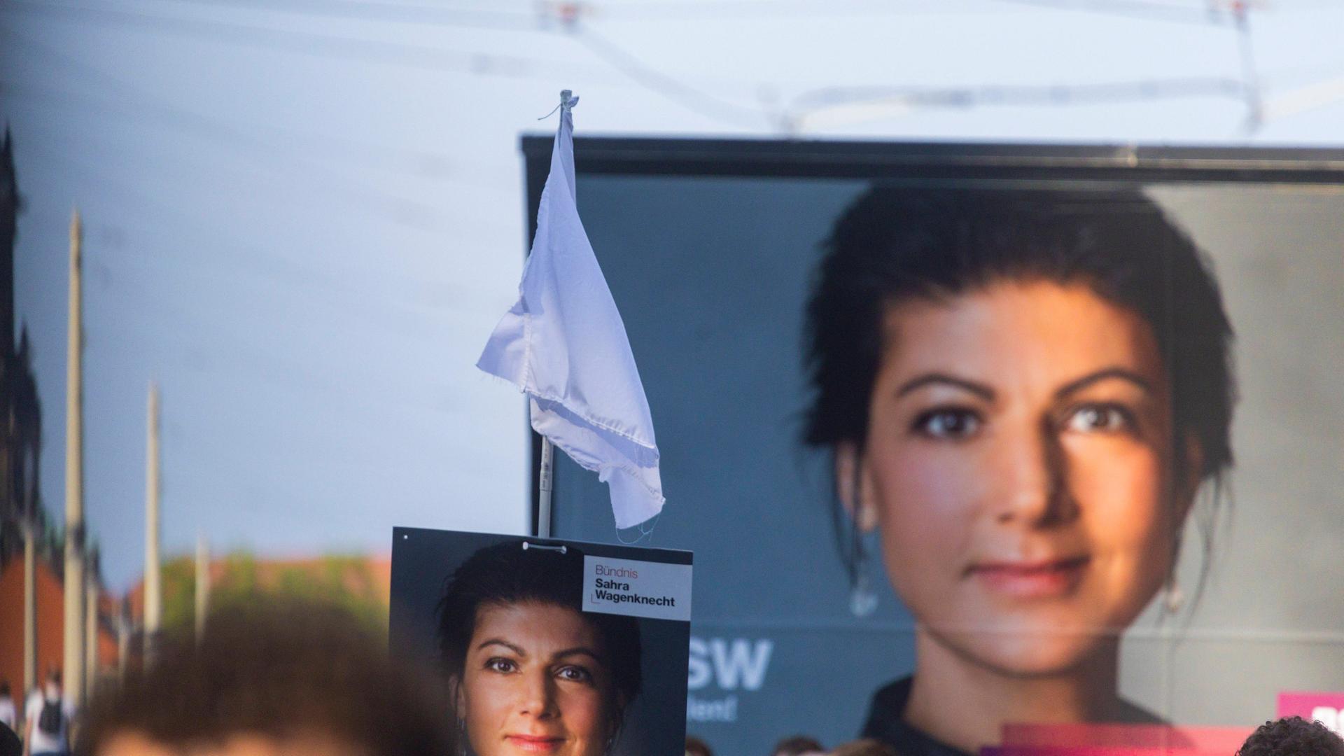 Zwei verschieden große Wahlplakate mit dem Gesicht von Sahra Wagenknecht zu sehen bei einer Wahlkampfveranstaltung des BSW auf dem Dresdner Schlossplatz. 