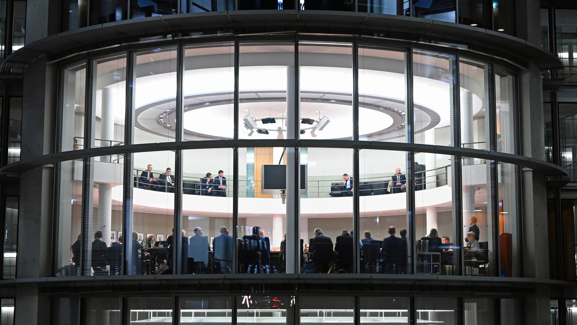 Sitzungsraum des Haushaltsausschusses zum Bundeshaushalt 2026 von außen. Die Fraktionen nehmen letzte Änderungen am Etatentwurf vor, bevor er im Bundestag zur Abstimmung steht