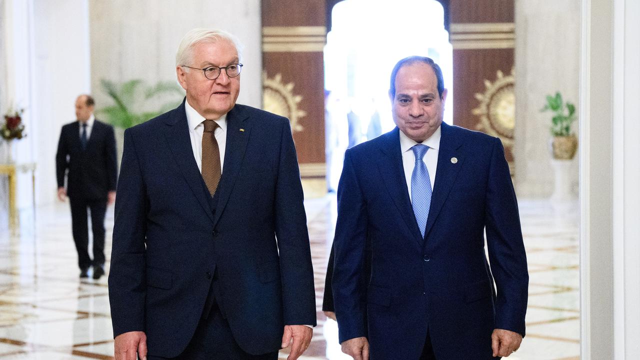 Bundespräsident Frank-Walter Steinmeier (l) und Abdel Fattah Al-Sisi, Präsident von Ägypten, am 2. November 2025 vor einem Gespräch im Ittihadiya Palast. 