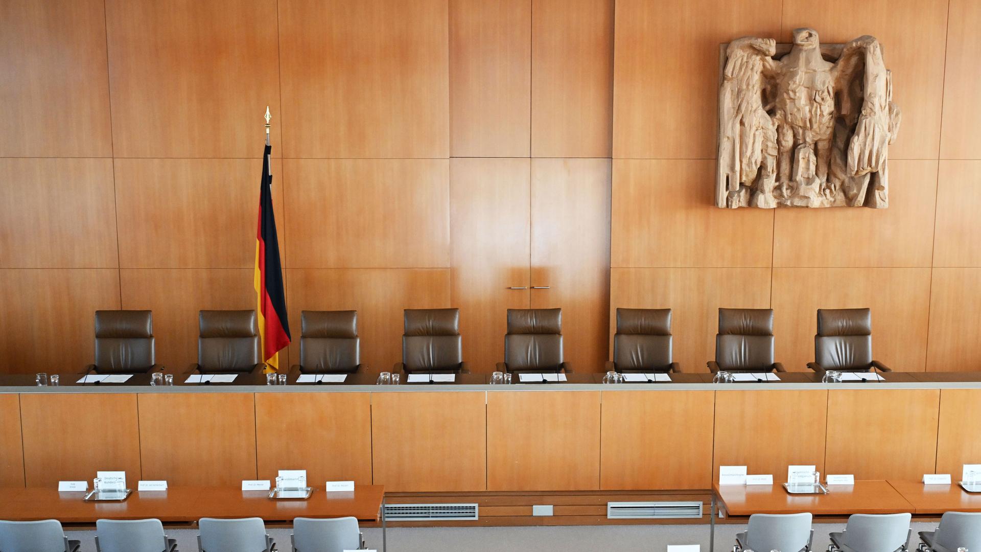 Der Sitzungsaal des Bundesverfassungsgericht, aufgenommen vor einer Urteilsverkündung.