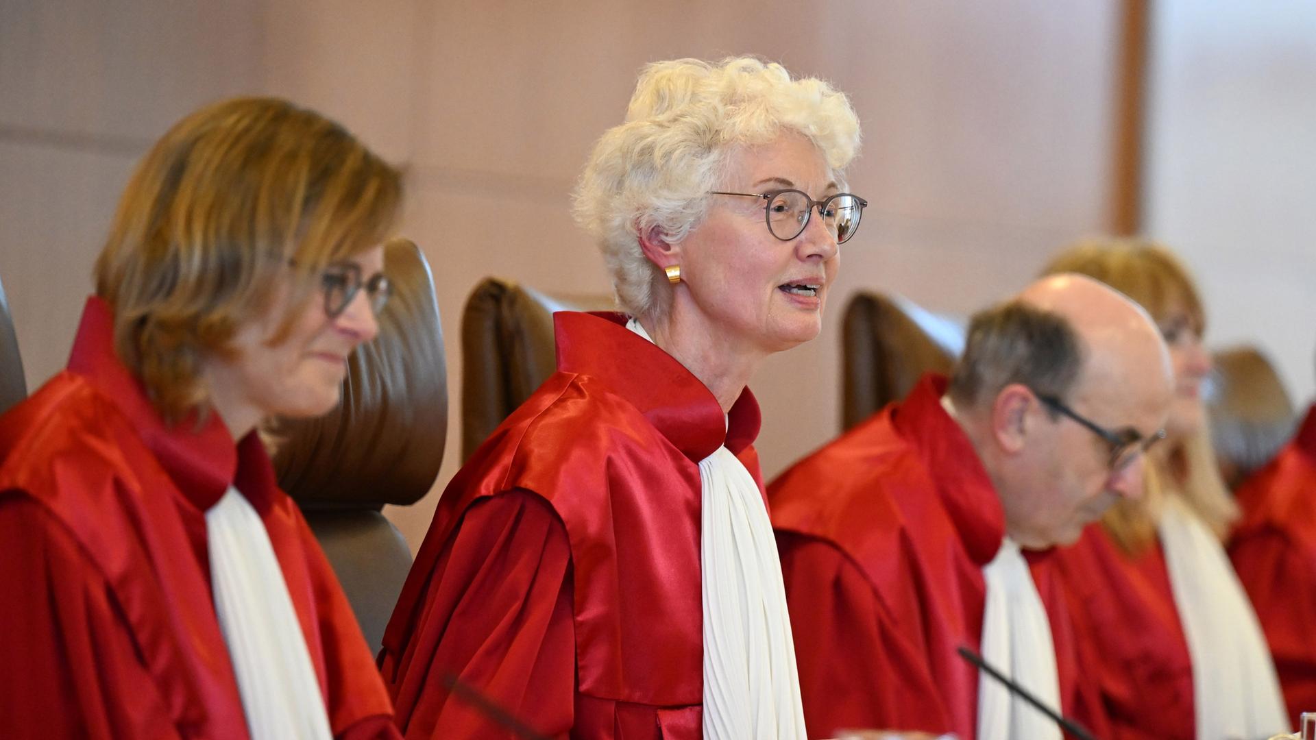 Der Zweite Senat des Bundesverfassungsgerichts,(l-r), Astrid Wallrabenstein, Doris König (Vorsitzende) und Ulrich Maidowski, eröffnet die mündliche Verhandlung über die Wahlrechtsreform der Ampel-Koalition. Gegen die jüngste Reform des Bundestagswahlrechts, die seit Juni 2023 in Kraft ist, liegen gleich mehrere Klagen vor, unter anderem der bayerischen Staatsregierung und von 195 Mitgliedern der Unionsfraktion im Bundestag.