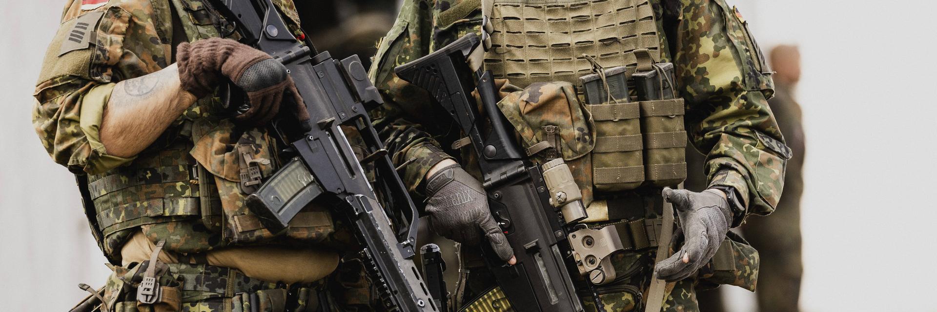 Zwei Soldaten der Bundeswehr, aufgenommen im Rahmen einer Bundeswehrübung 2022. 