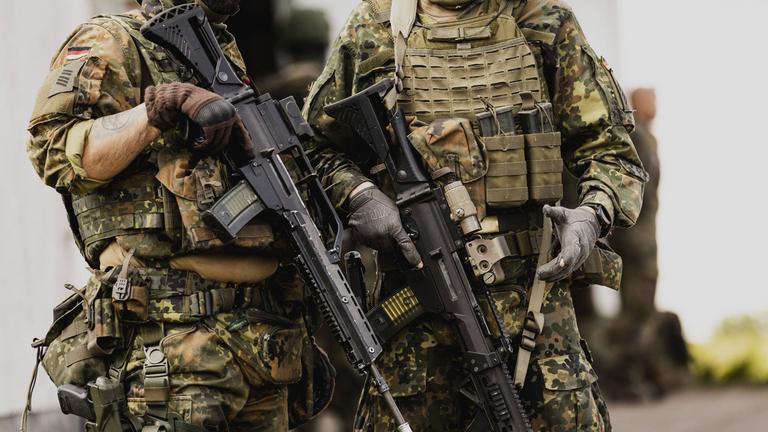 Zwei Soldaten der Bundeswehr, aufgenommen im Rahmen einer Bundeswehrübung 2022. 