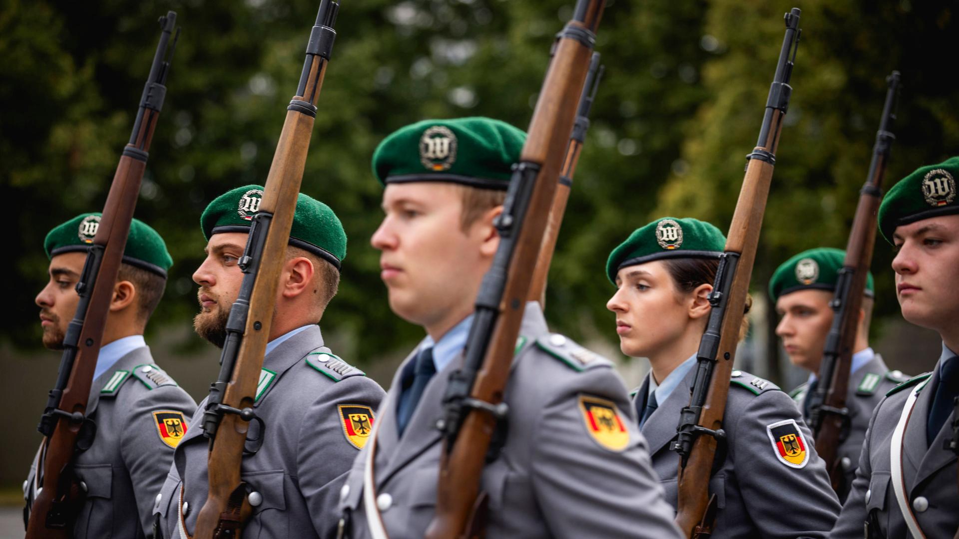 Soldaten des Wachbataillons der Bundeswehr begrüssen Gäste im Rahmen von militärischen Ehren in Berlin, 28.08.2025. 
