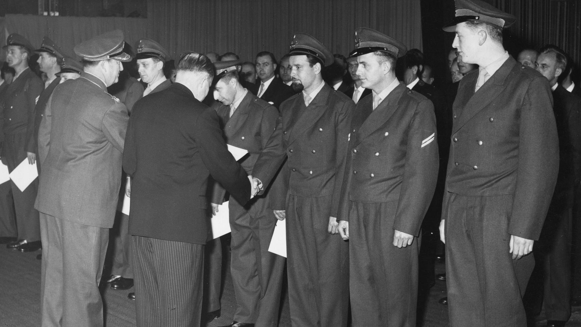 Gründung der Bundeswehr am 12. November 1955: Ernennung der ersten 100 freiwilligenSoldaten in Bonn. Bundesverteidigungsminister Theodor Blank überreicht die Ernennungsurkunden.