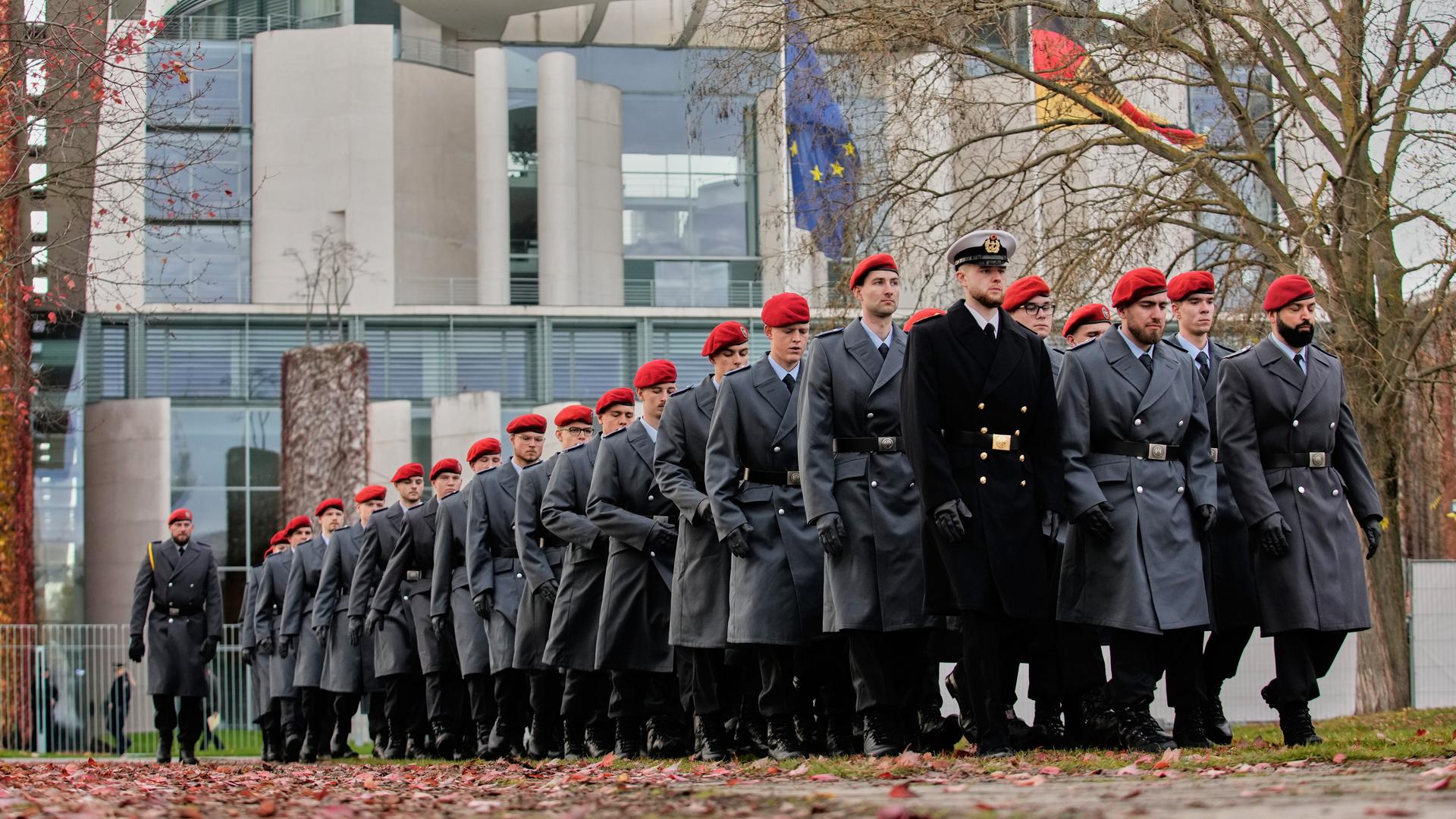 Auf dem Platz zwischen dem Bundeskanzleramt und Gebäuden des Bundestages in Berlin traten Rekrutinnen und Rekruten zum Gelöbnis an. 