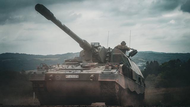 Ein Bundeswehrsoldat sitzt in einer Panzerhaubitze