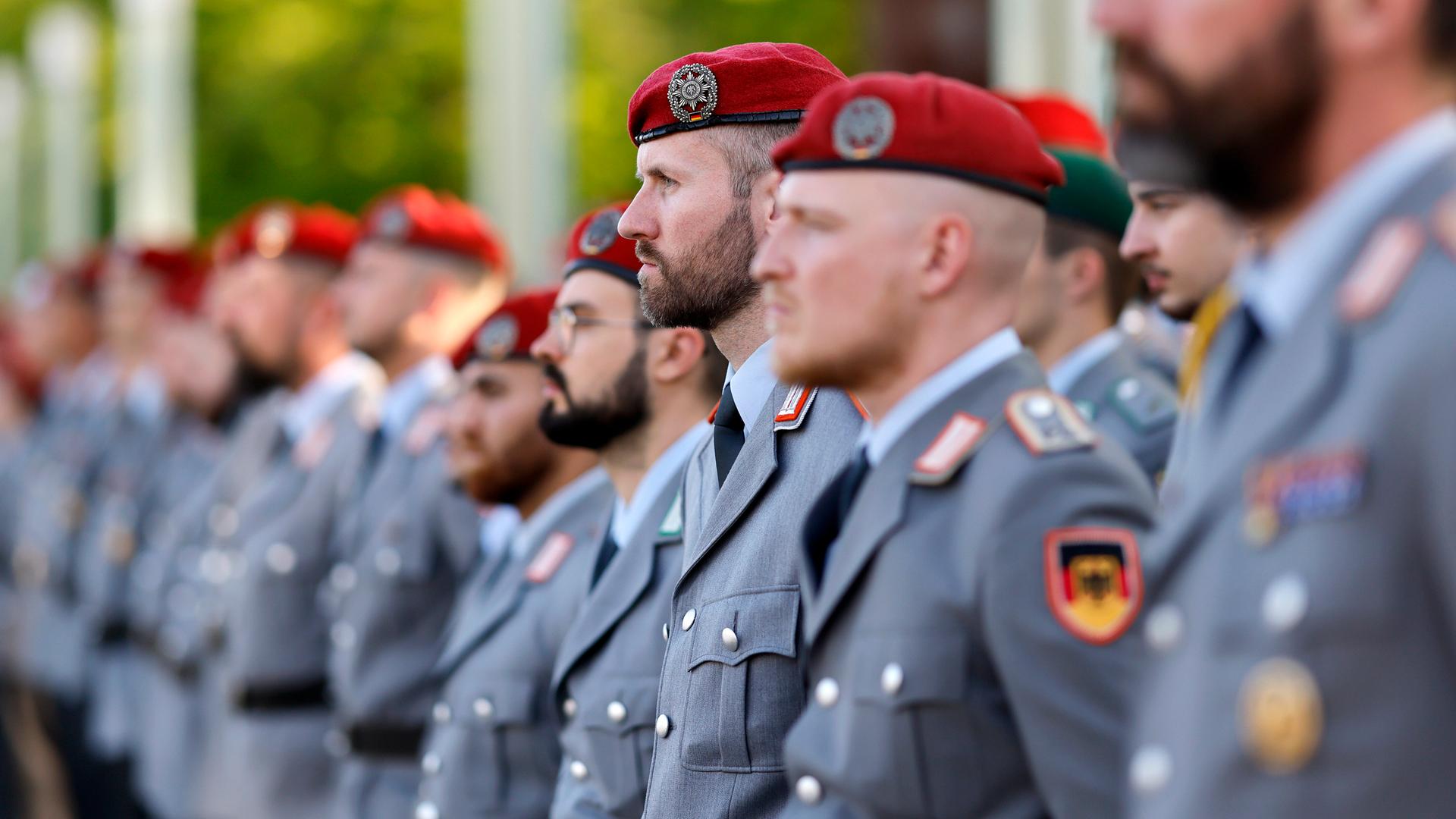 Soldaten stehen stramm beim Indienststellungsappell des Unterstützungskommandos der Bundeswehr auf der Hardthöhe in Bonn. Die Soldaten tragen ein rotes Barett und graue Uniformen.