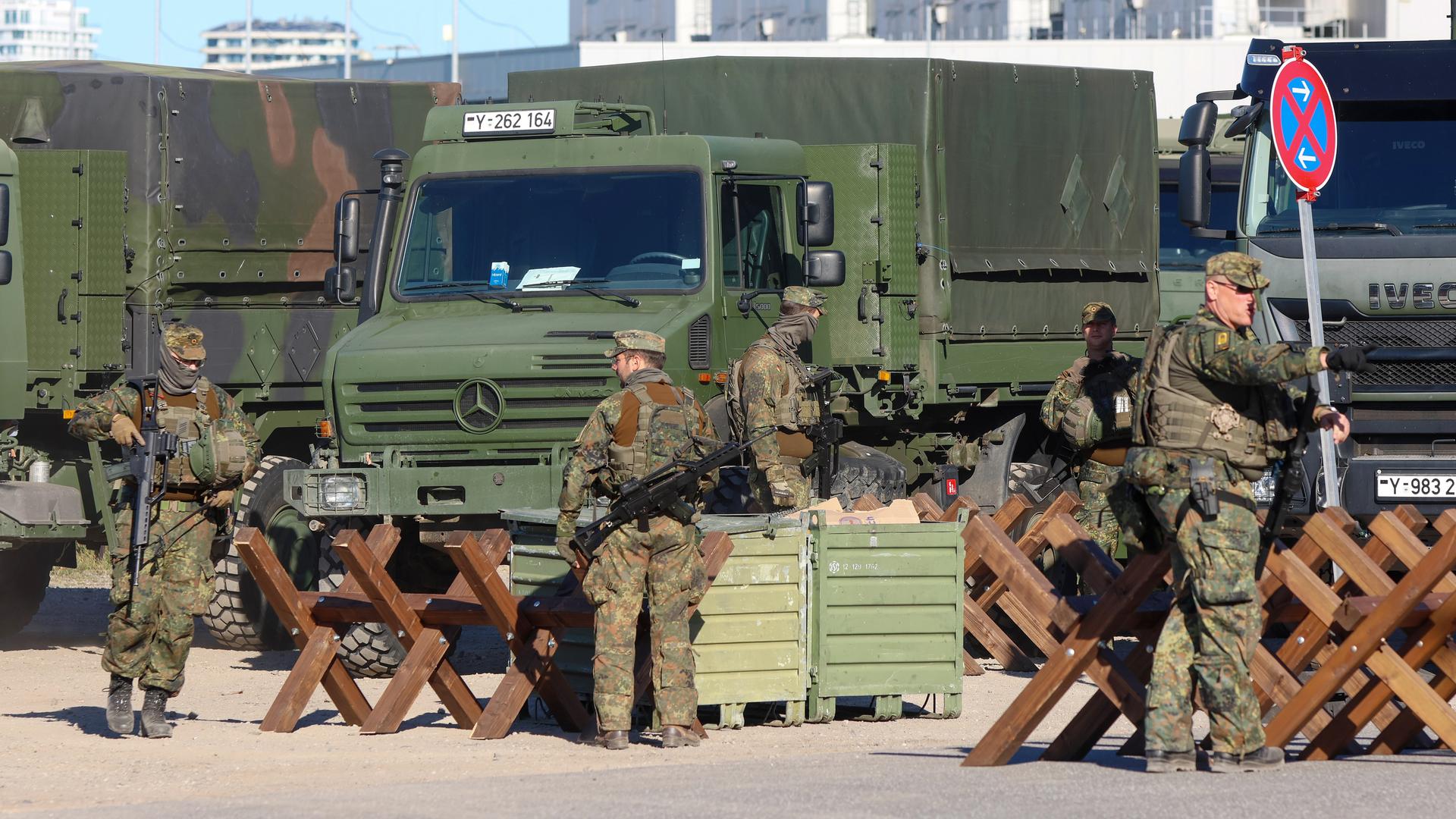 Bundeswehrsoldaten sind beim Aufbau eines Checkpoints im Hamburger Hafen im Einsatz. Die Bundeswehr startet heute die Großübung "Red Storm Bravo“. 