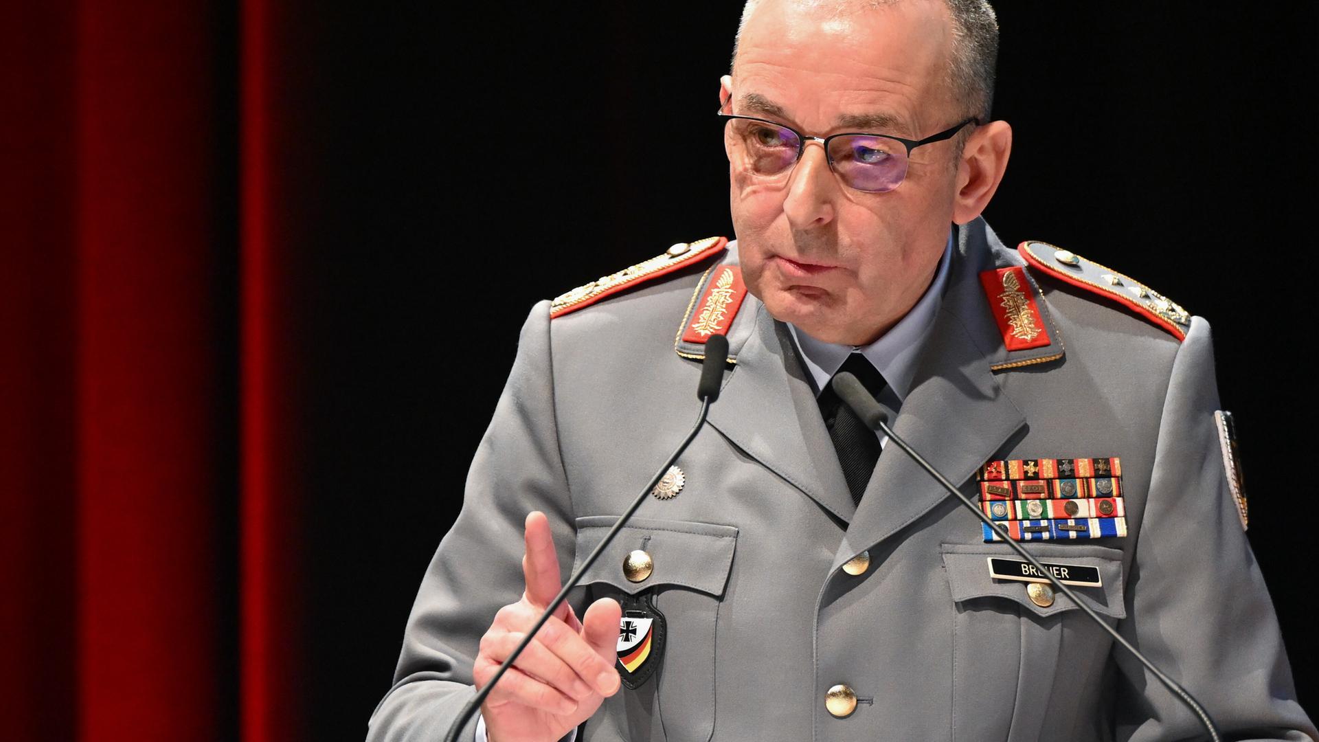Generalinspekteur der Bundeswehr Carsten Breuer steht am Pult und spricht über "Schutz unserer Infrastrukturen - analog und digital" auf der zweiten Konferenz des Bundesverbandes der Energie- und Wasserwirtschaft e. V. (BDEW) im März 2023.