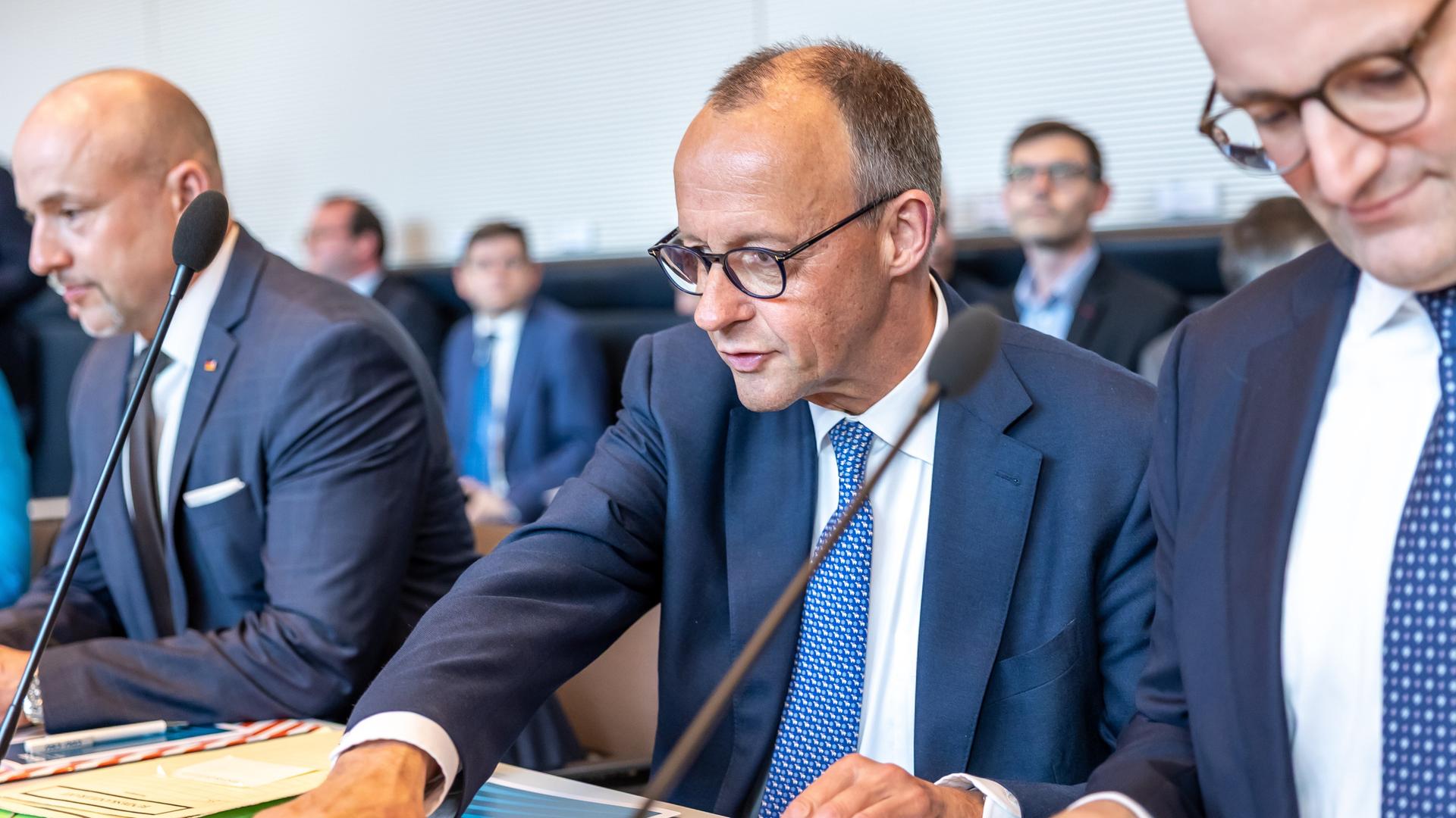 CSU-Landesgruppenchef Alexander Hoffmann (links), Bundeskanzler Friedrich Merz (Mitte) und Jens Spahn, Vorsitzender der Unionsfraktion am 20. Mai 2025