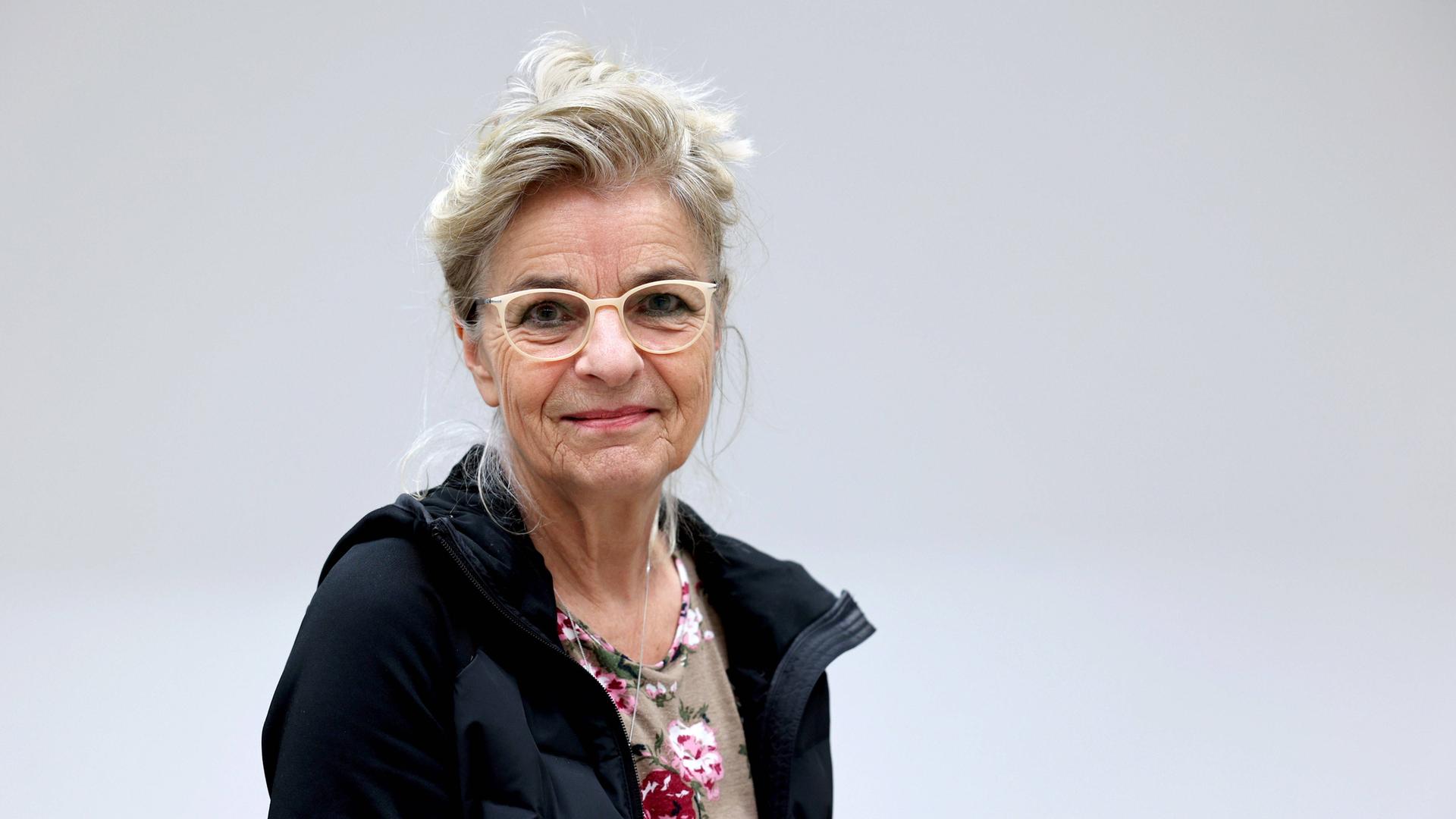 Porträtfoto der Autorin Charlotte Wiedemann. Fotografiert 2024 bei einer Lesung im Hamburger Bahnhof in Berlin.